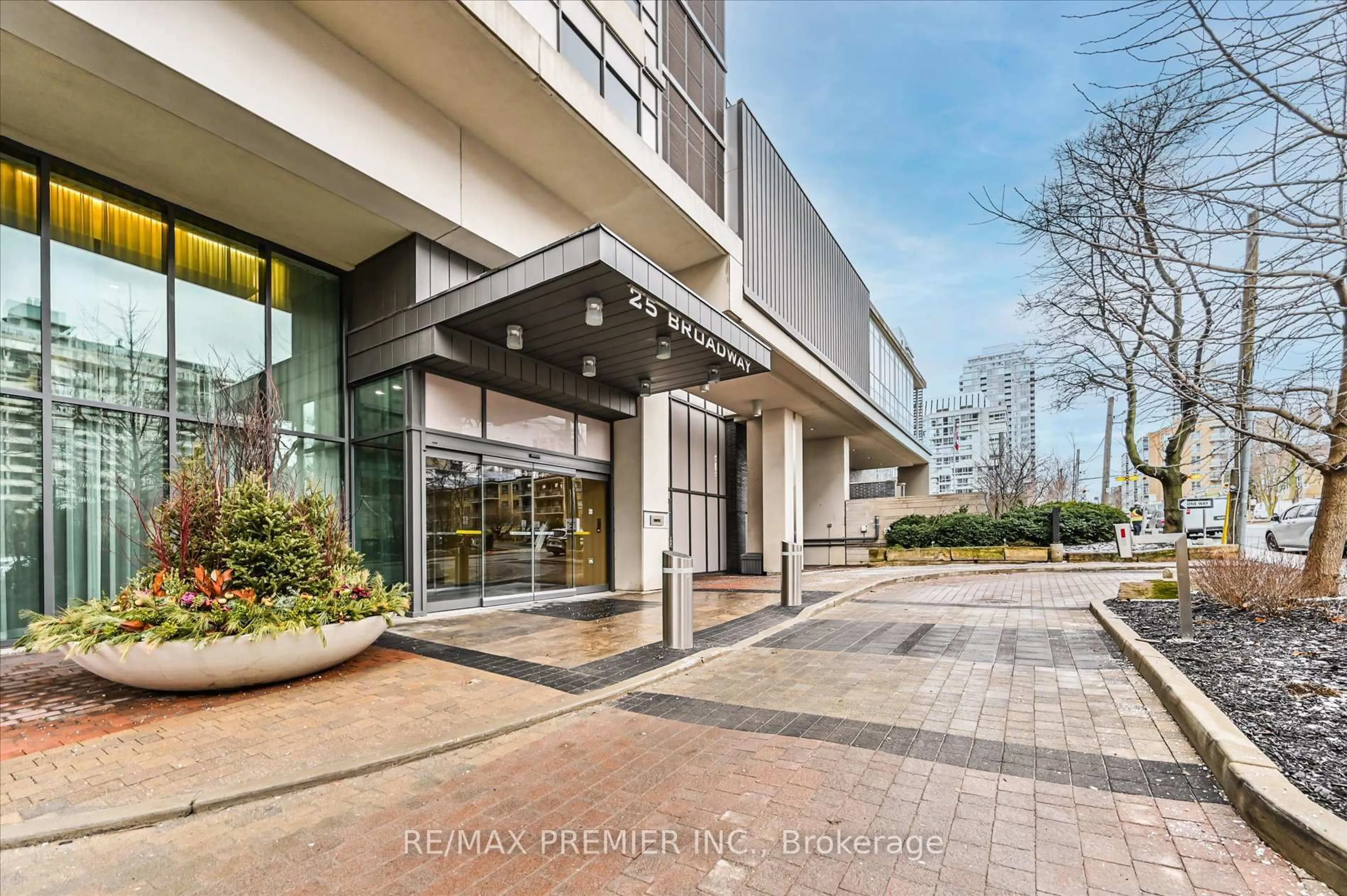 Indoor foyer for 25 Broadway Ave #1002, Toronto Ontario M4P 1T7