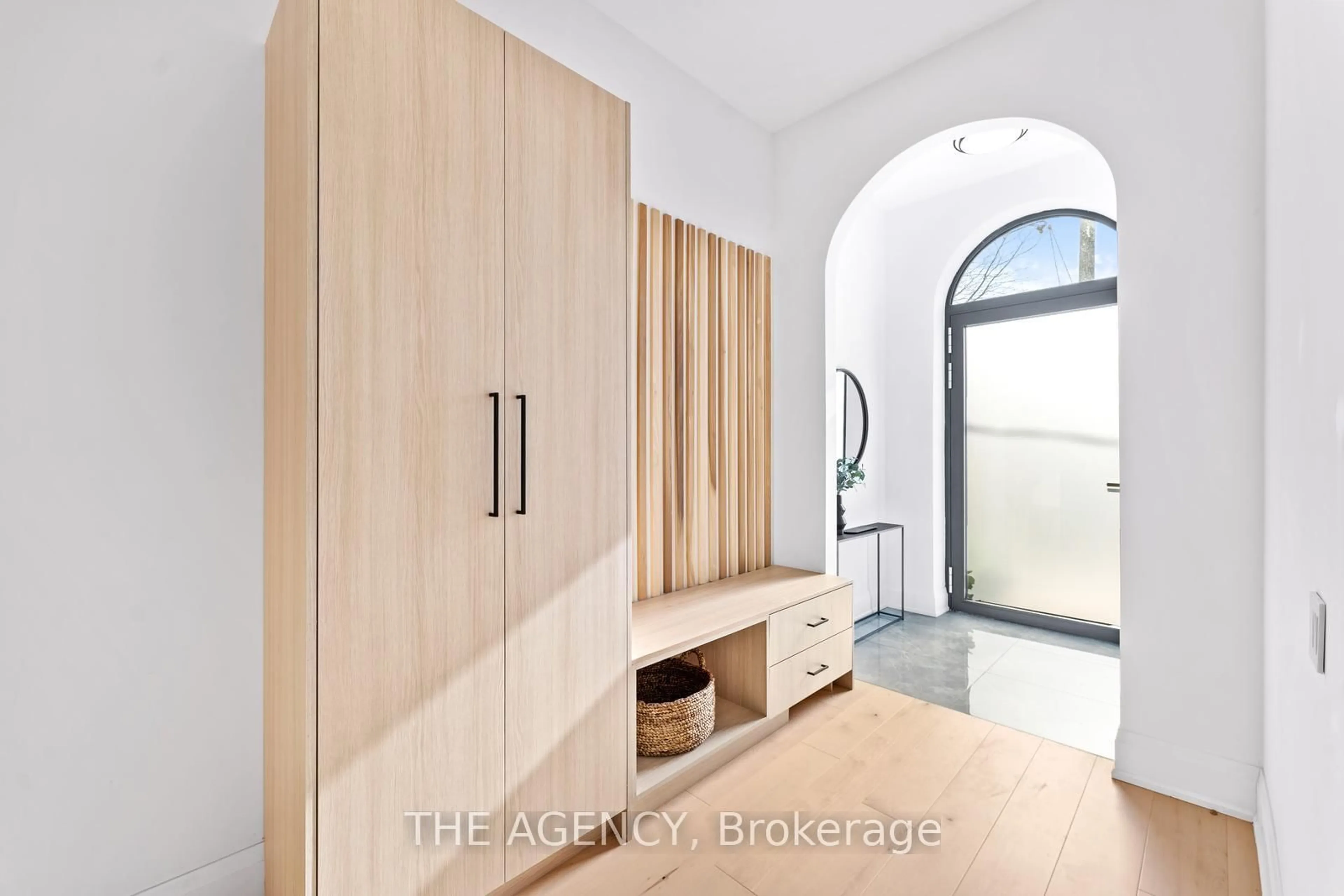 Indoor entryway for 43 Rusholme Rd, Toronto Ontario M6J 3H3