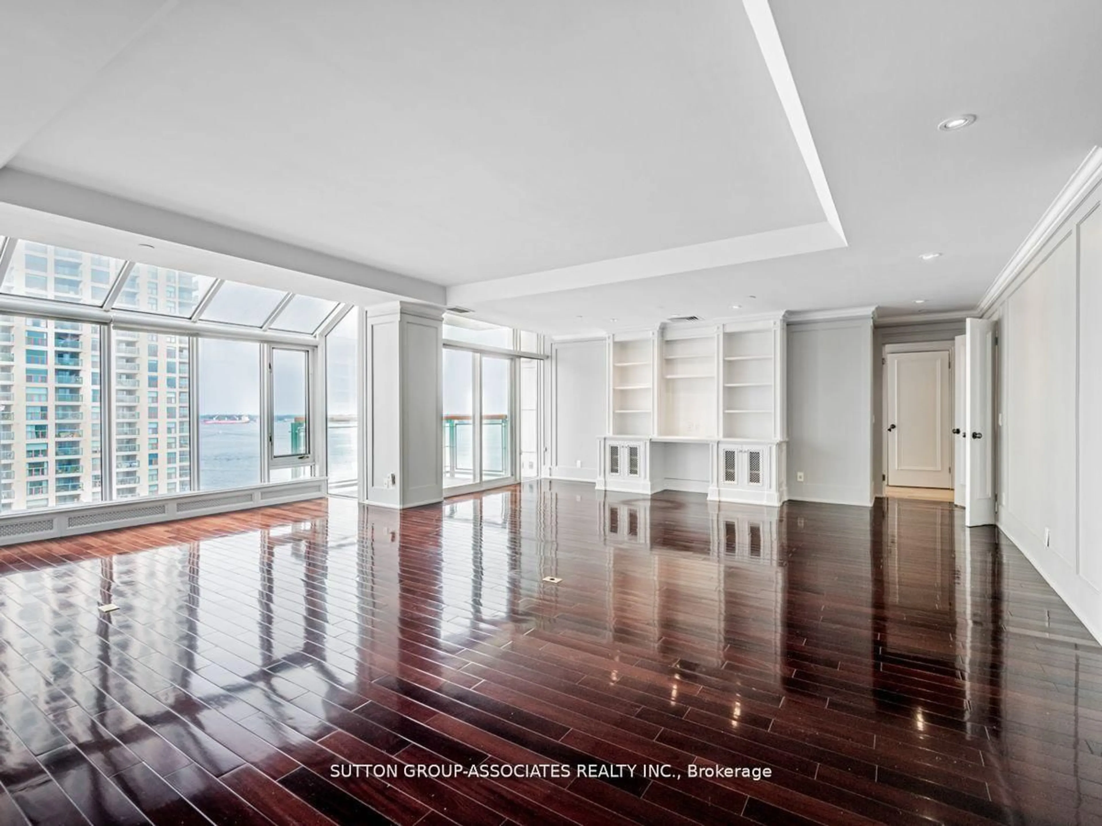 Indoor foyer for 211 QUEENS QUAY WEST N/A #1116, Toronto Ontario M5J 2M6