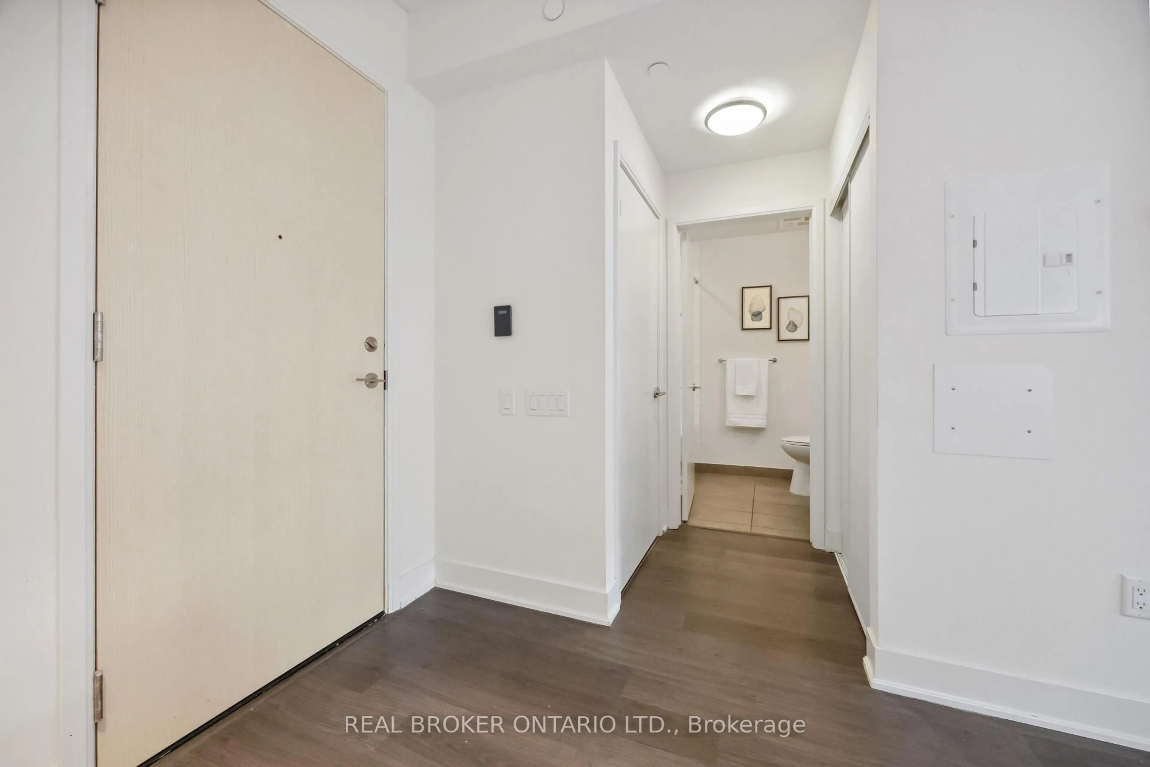 Indoor entryway for 30 Roehampton Ave #406, Toronto Ontario M4P 0B9
