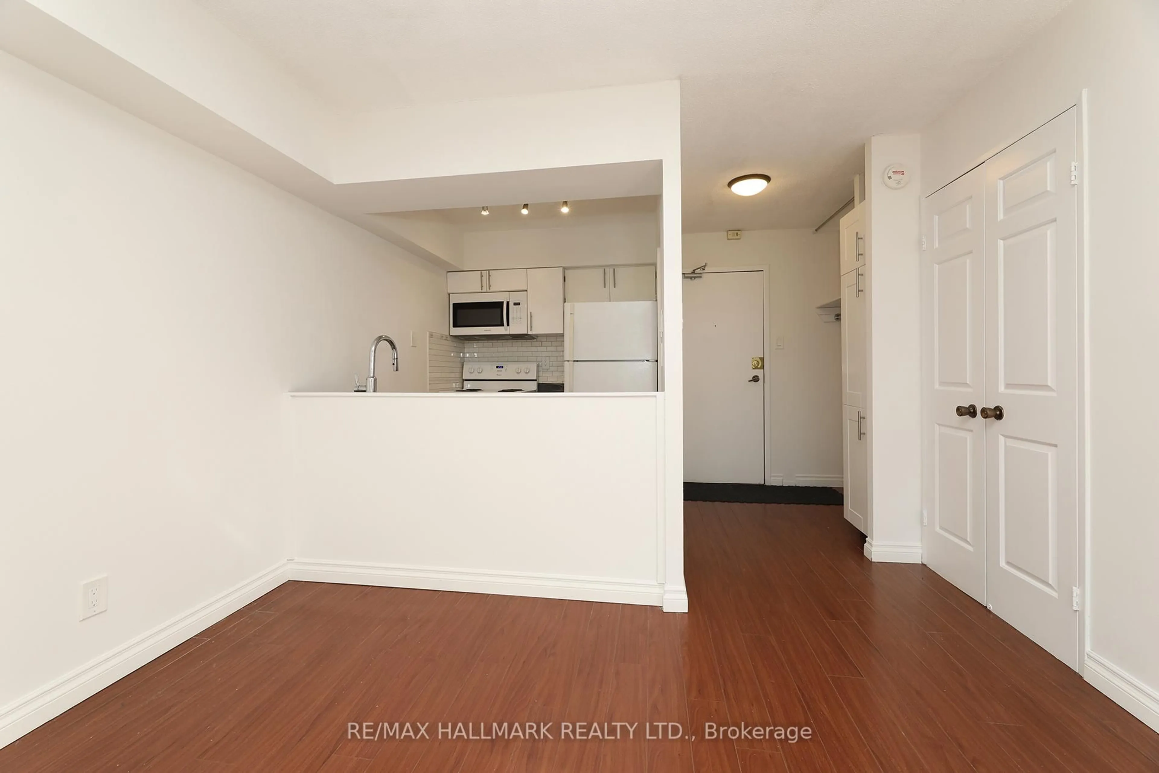 Standard kitchen, unknown for 105 Mccaul St #506, Toronto Ontario M5T 2X4