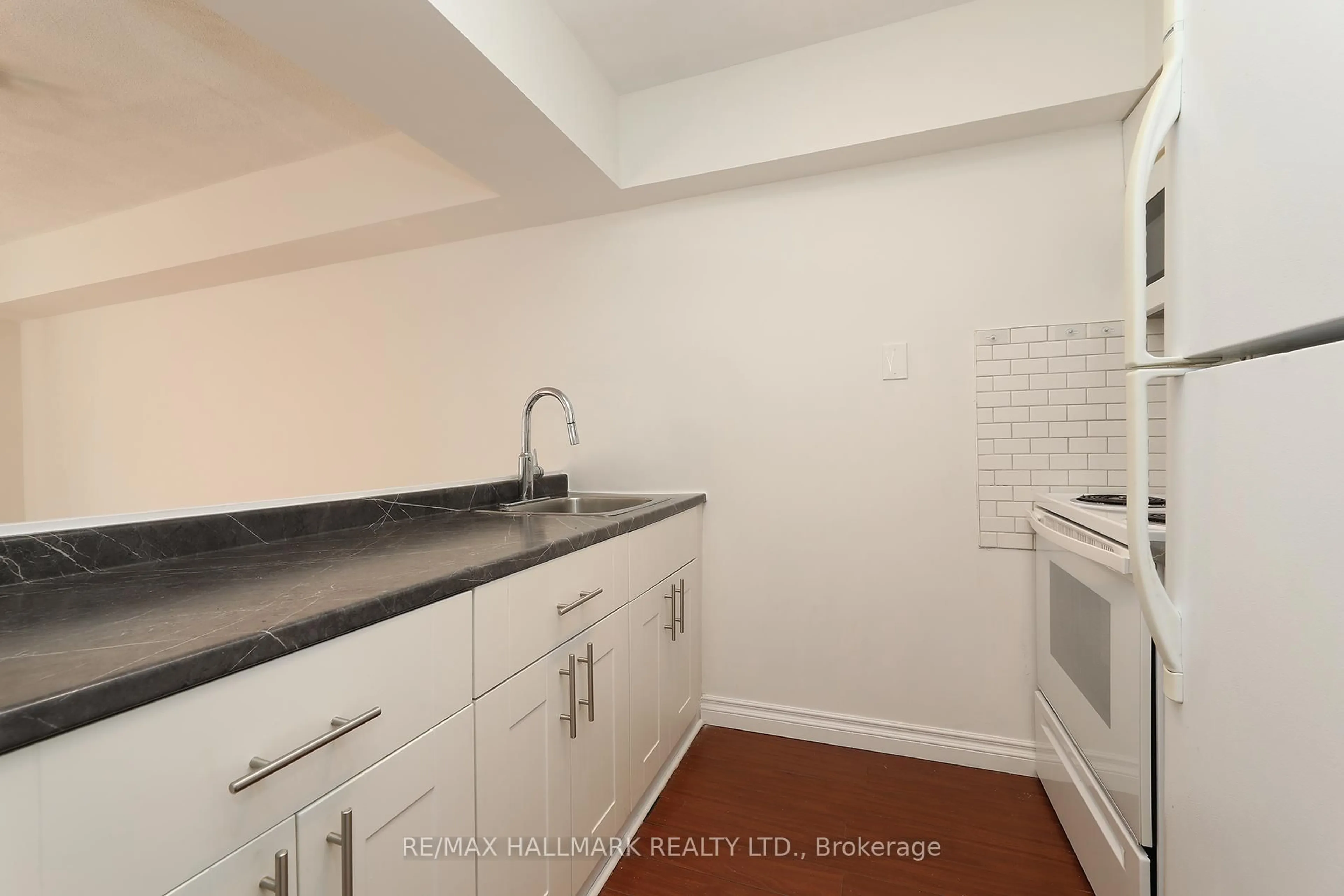 Standard kitchen, unknown for 105 Mccaul St #506, Toronto Ontario M5T 2X4