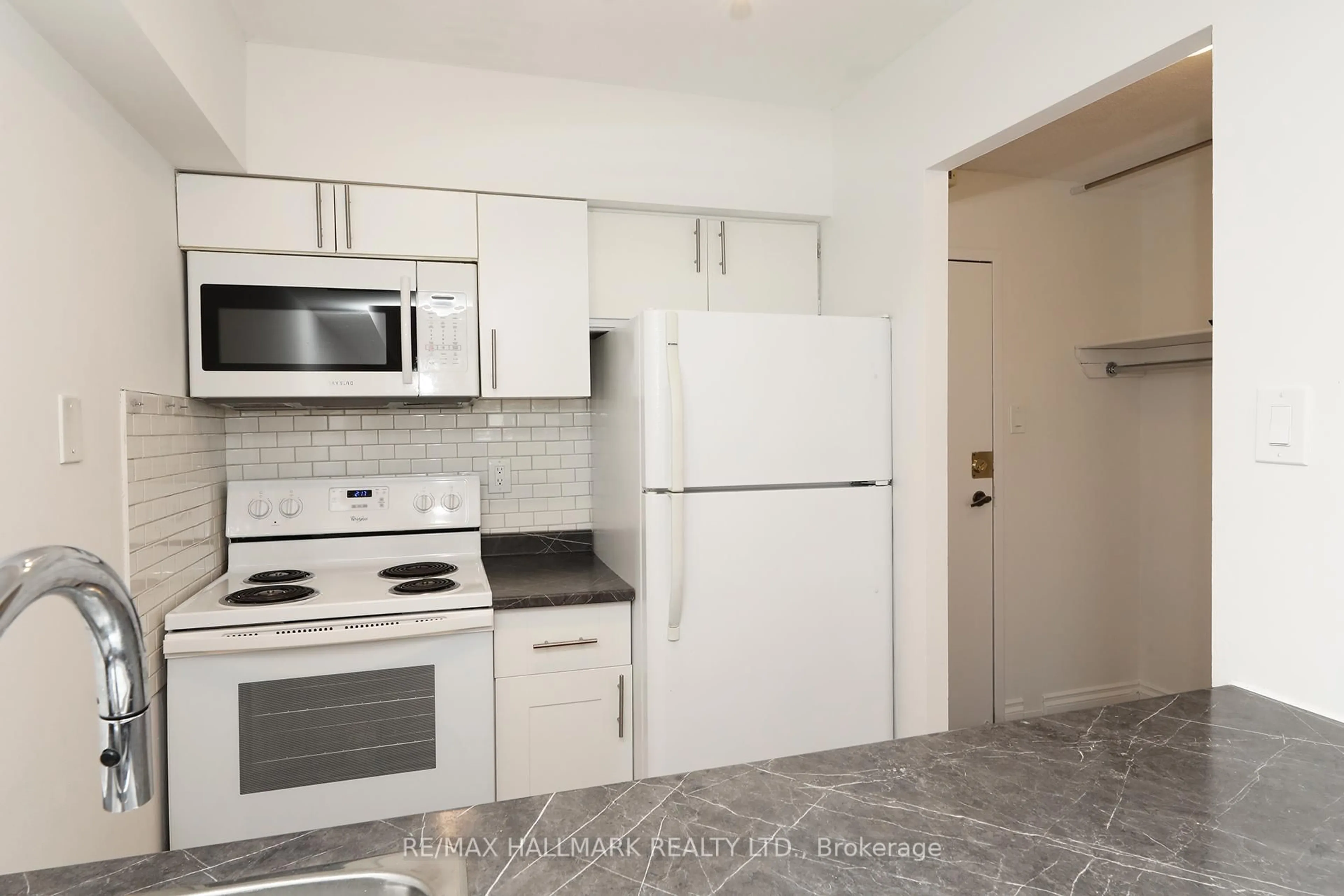 Standard kitchen, ceramic/tile floor for 105 Mccaul St #506, Toronto Ontario M5T 2X4