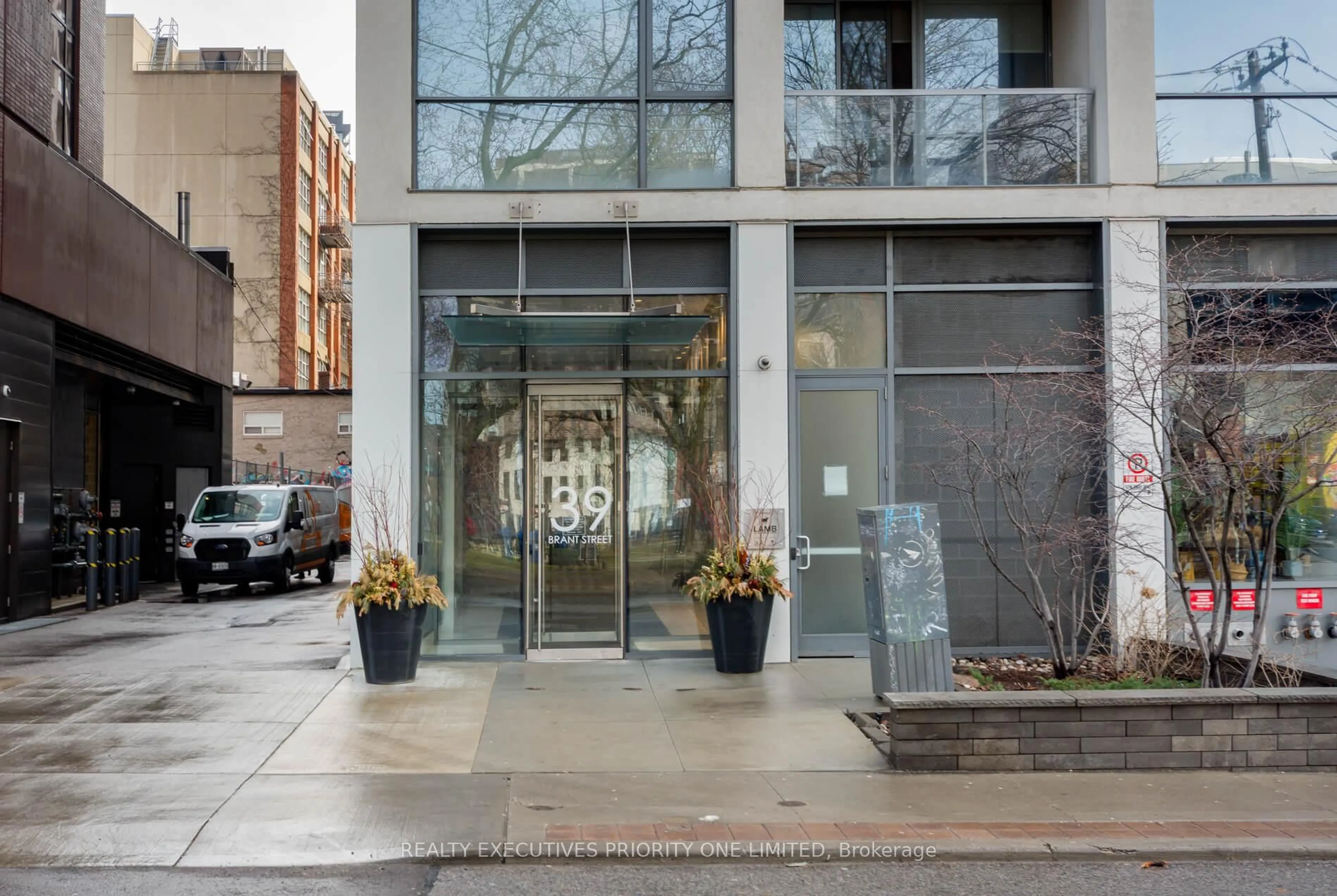 Indoor foyer for 39 Brant St #309, Toronto Ontario M5V 0M8