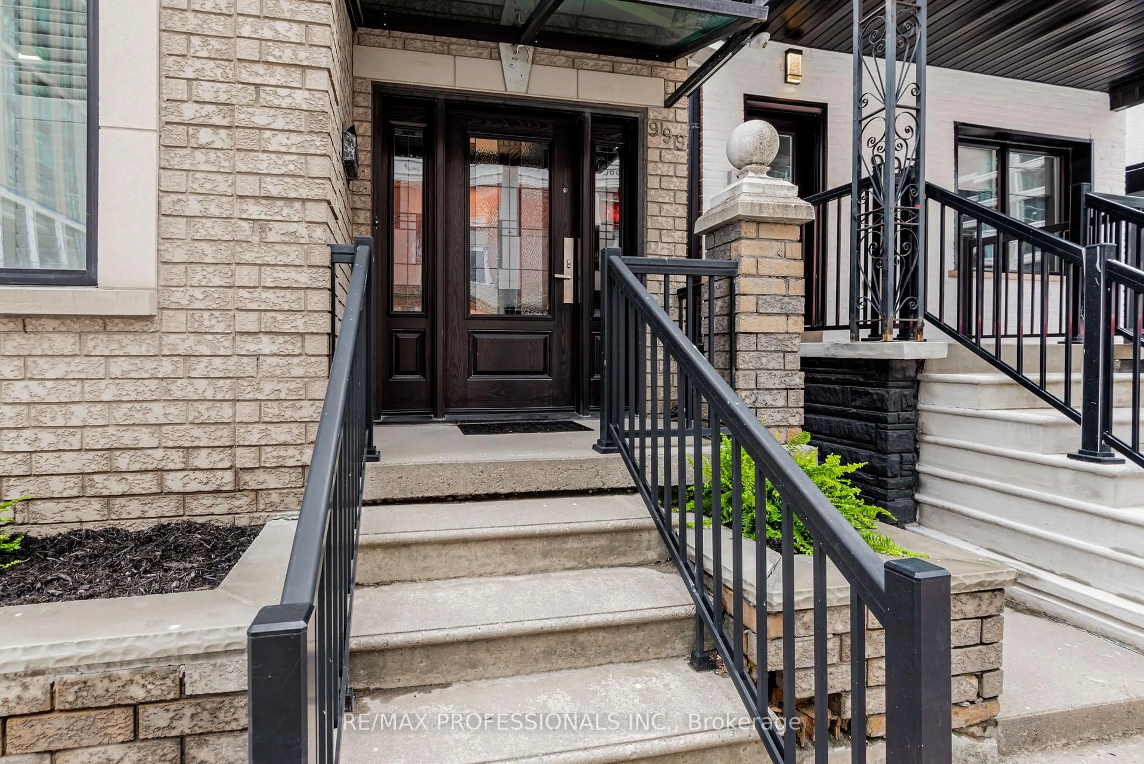 Indoor entryway for 999 Dufferin St, Toronto Ontario M6H 4B2