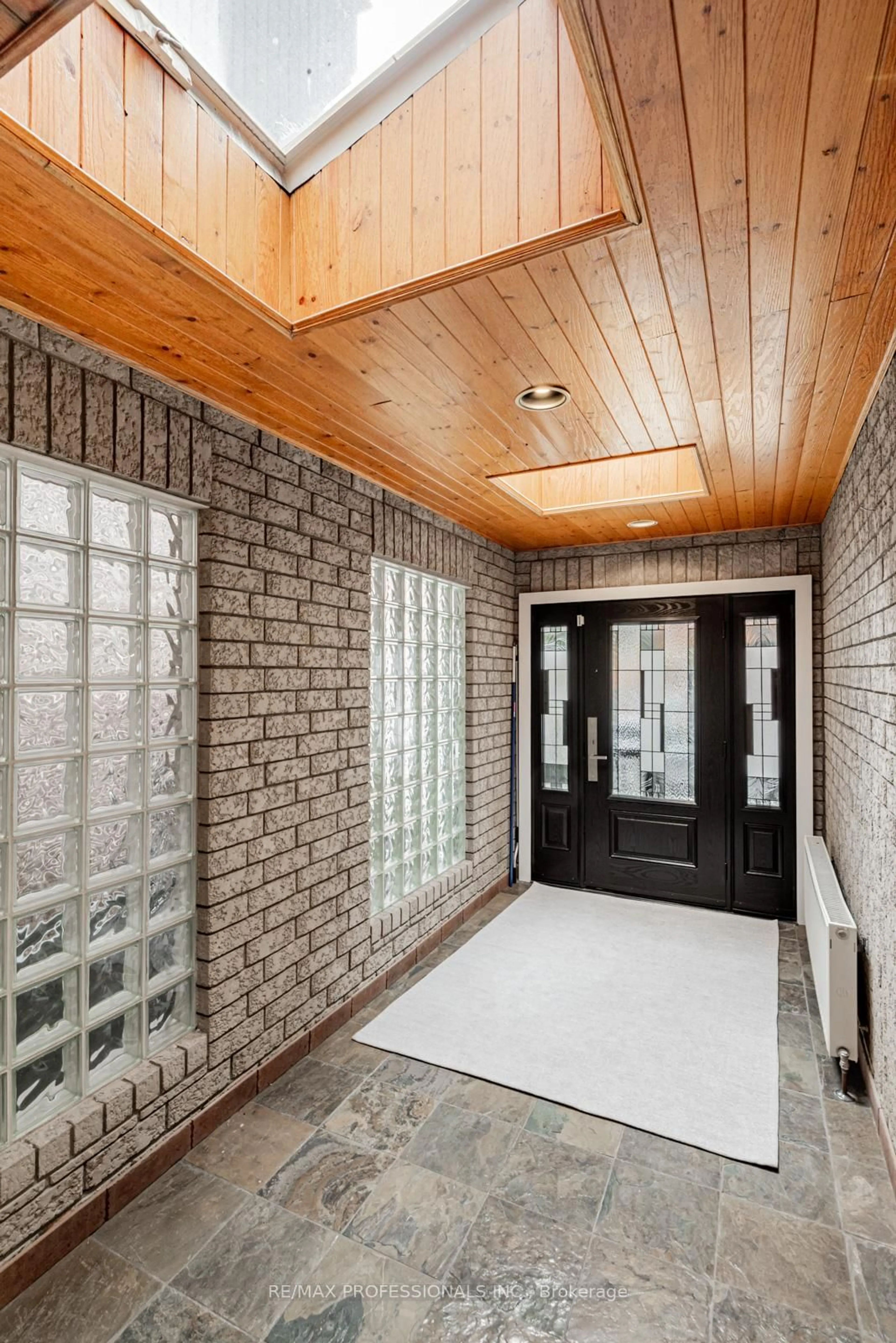 Indoor entryway for 999 Dufferin St, Toronto Ontario M6H 4B2
