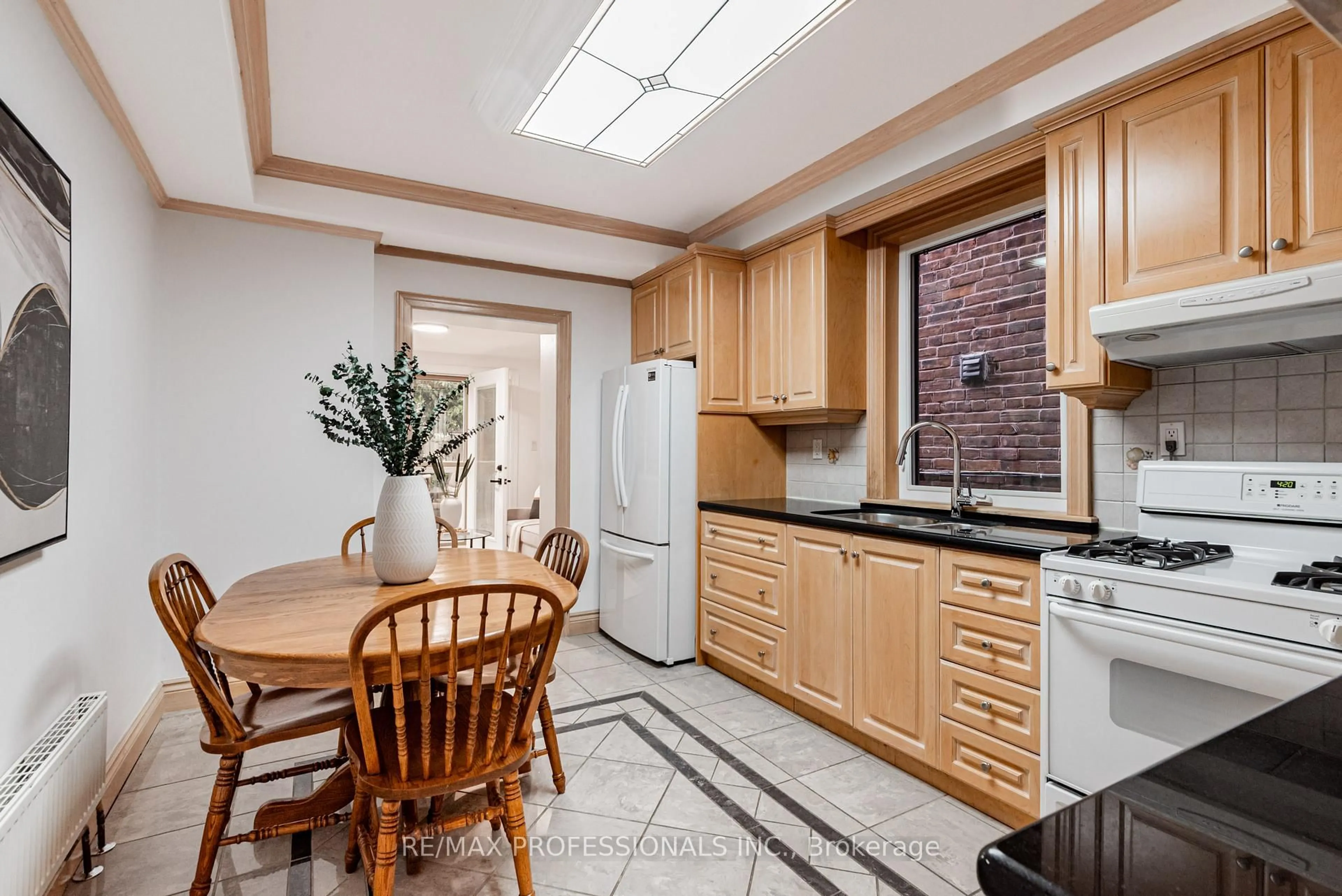 Standard kitchen, ceramic/tile floor for 999 Dufferin St, Toronto Ontario M6H 4B2