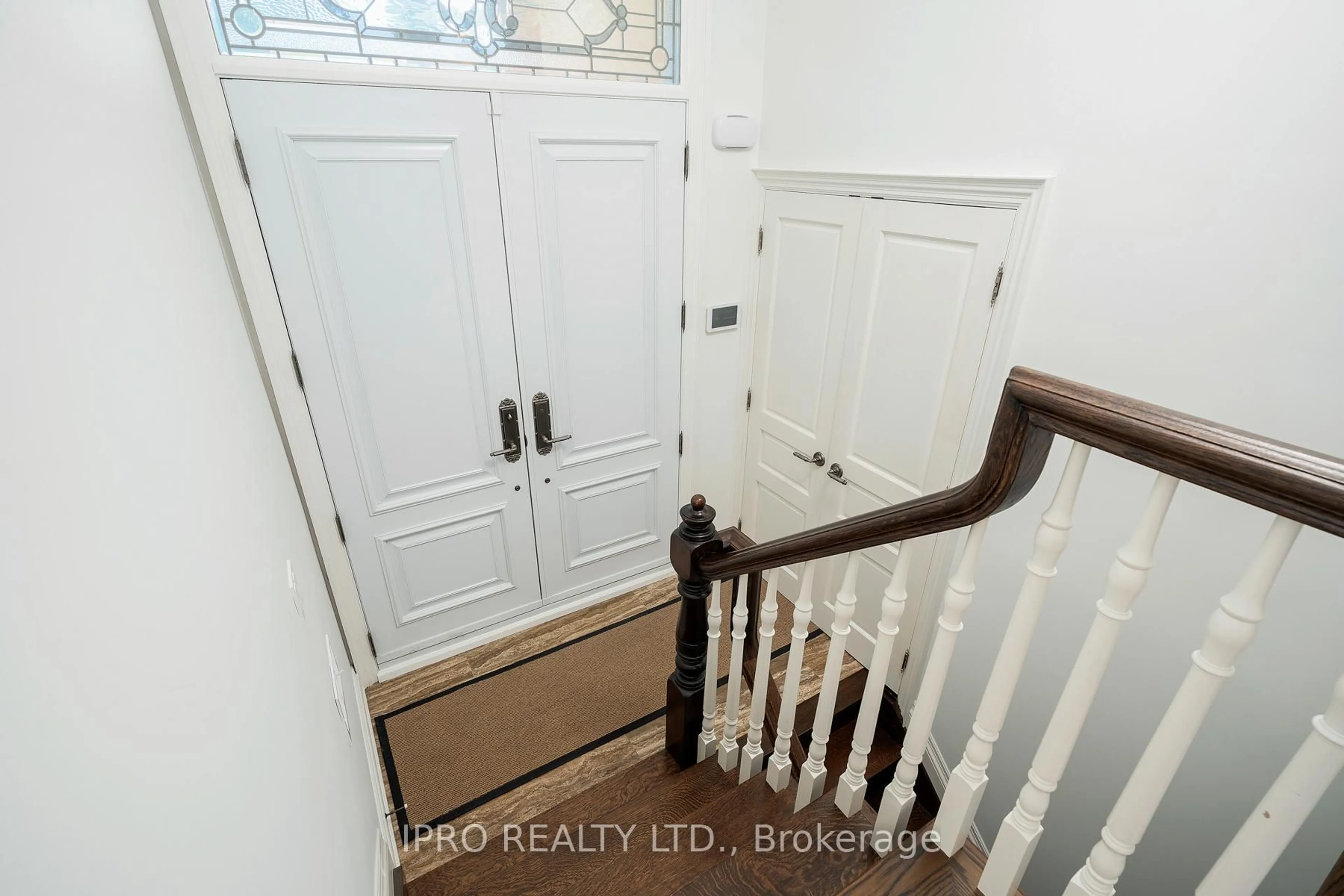 Indoor entryway for 36 Ruscica Dr, Toronto Ontario M4A 1R1