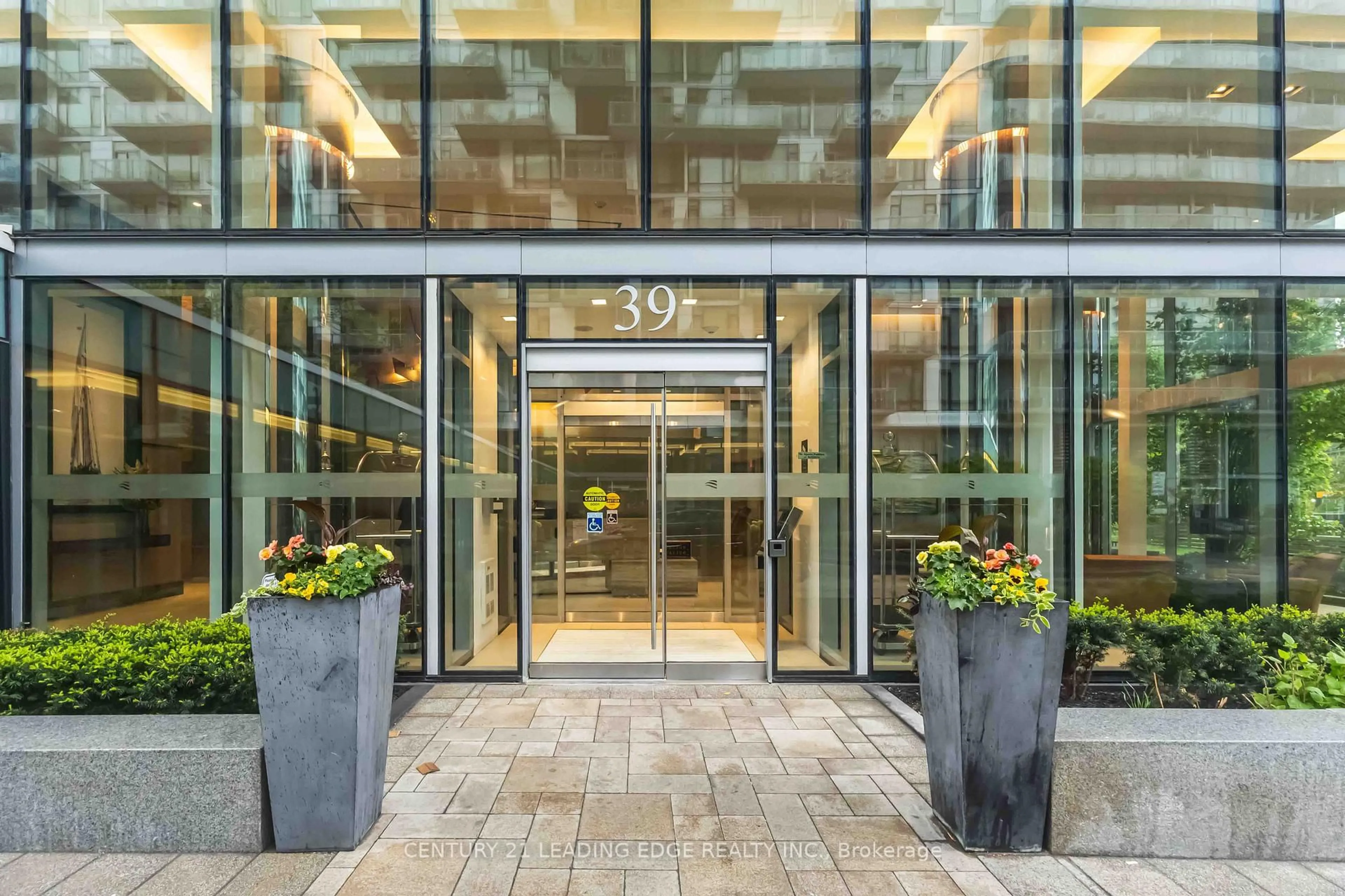 Indoor foyer for 39 QUEENS Quay #415, Toronto Ontario M5E 0A5