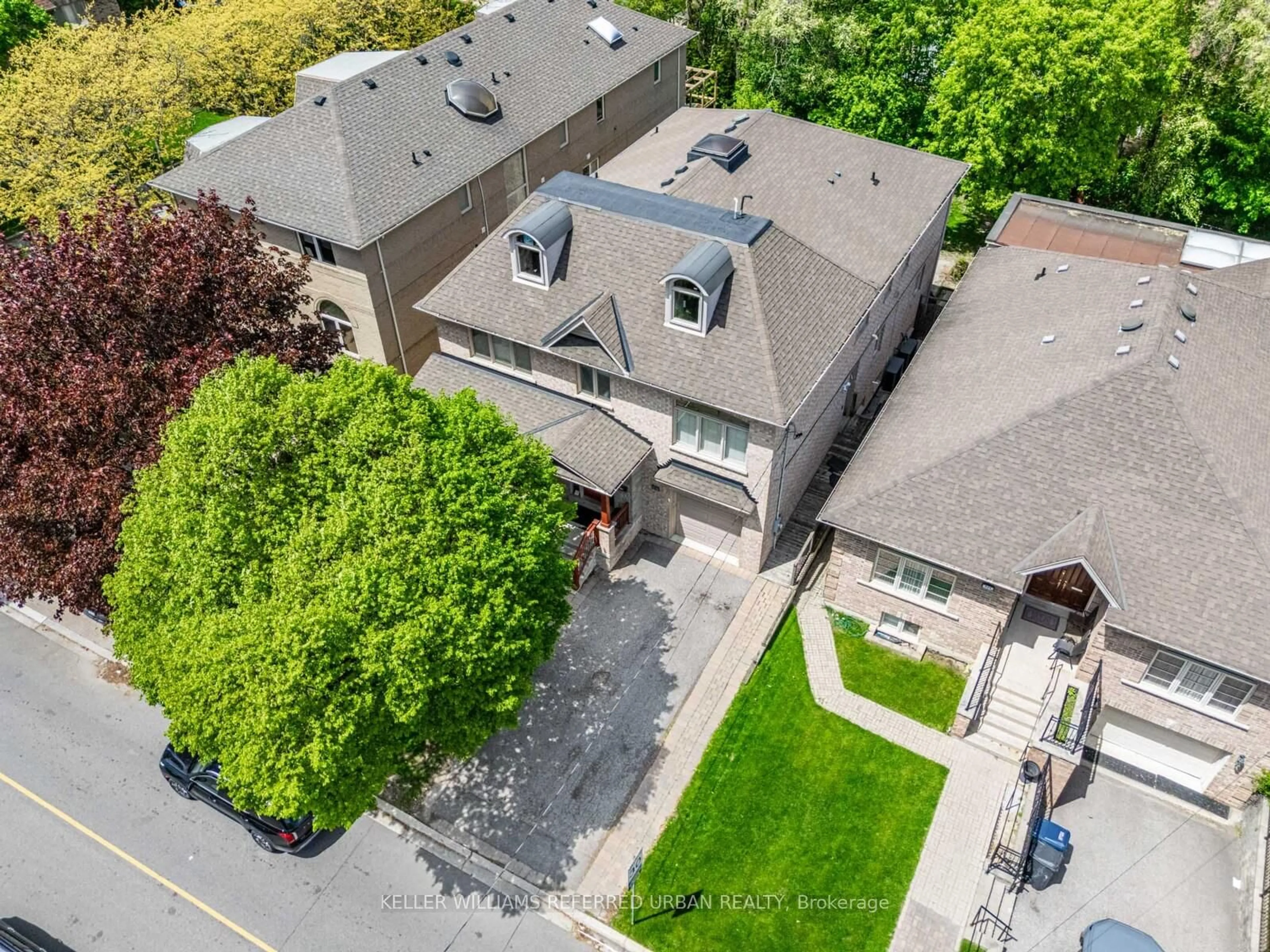 A pic from outside/outdoor area/front of a property/back of a property/a pic from drone, street for 526 Coldstream Ave, Toronto Ontario M6B 2K6