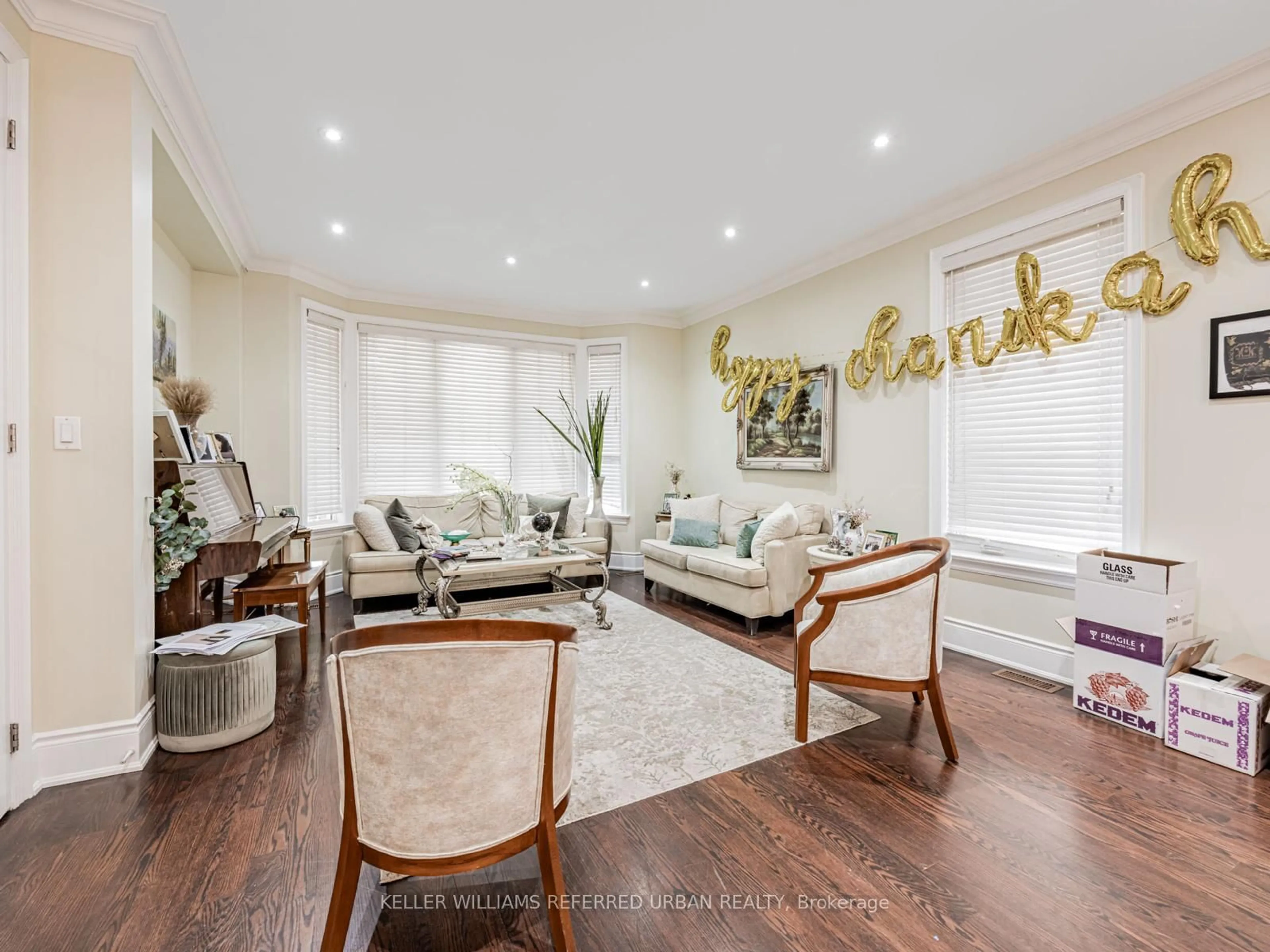 Living room with furniture, wood/laminate floor for 526 Coldstream Ave, Toronto Ontario M6B 2K6
