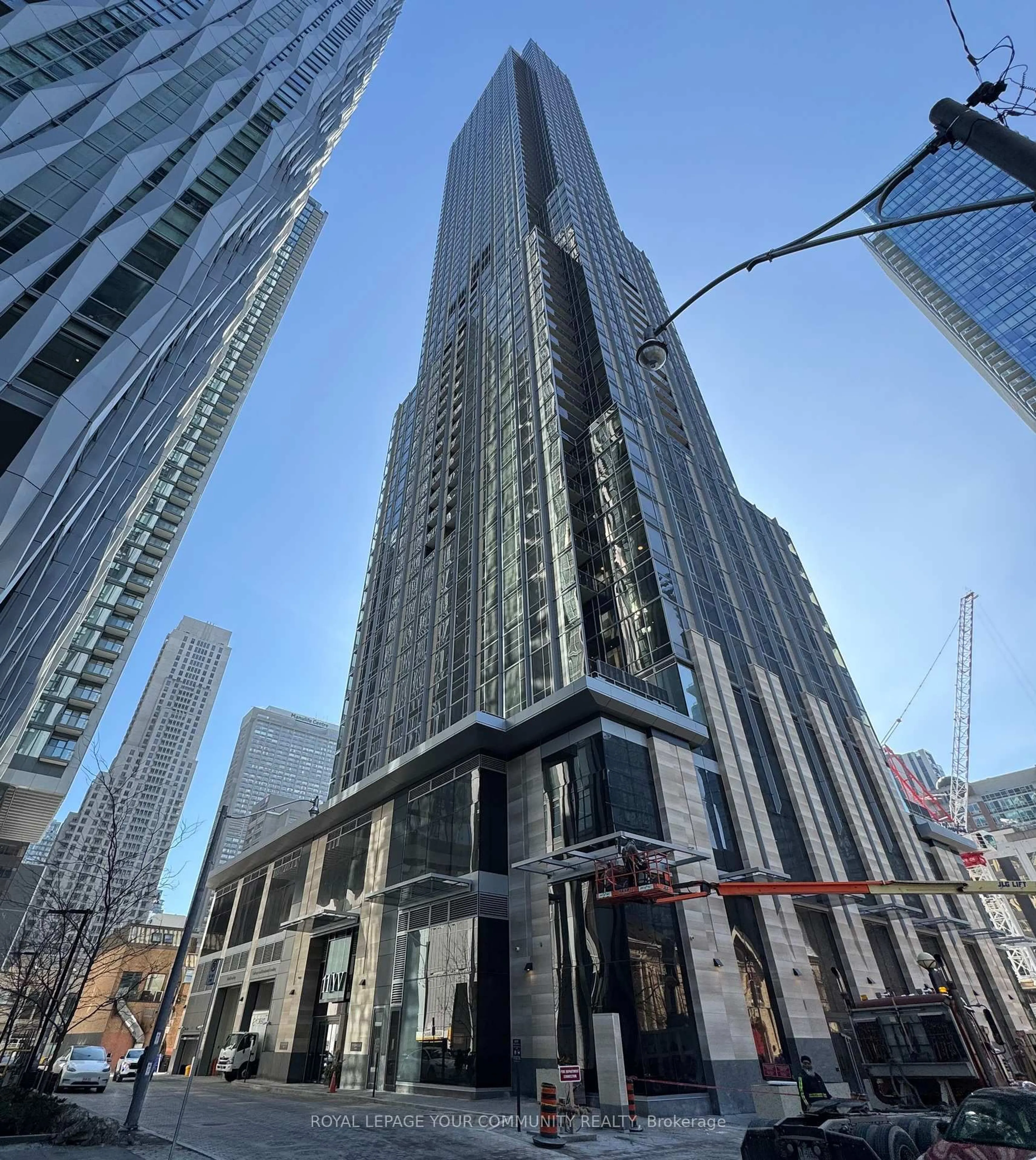 Indoor foyer for 11 Yorkville Ave #2204, Toronto Ontario M4W 0B7