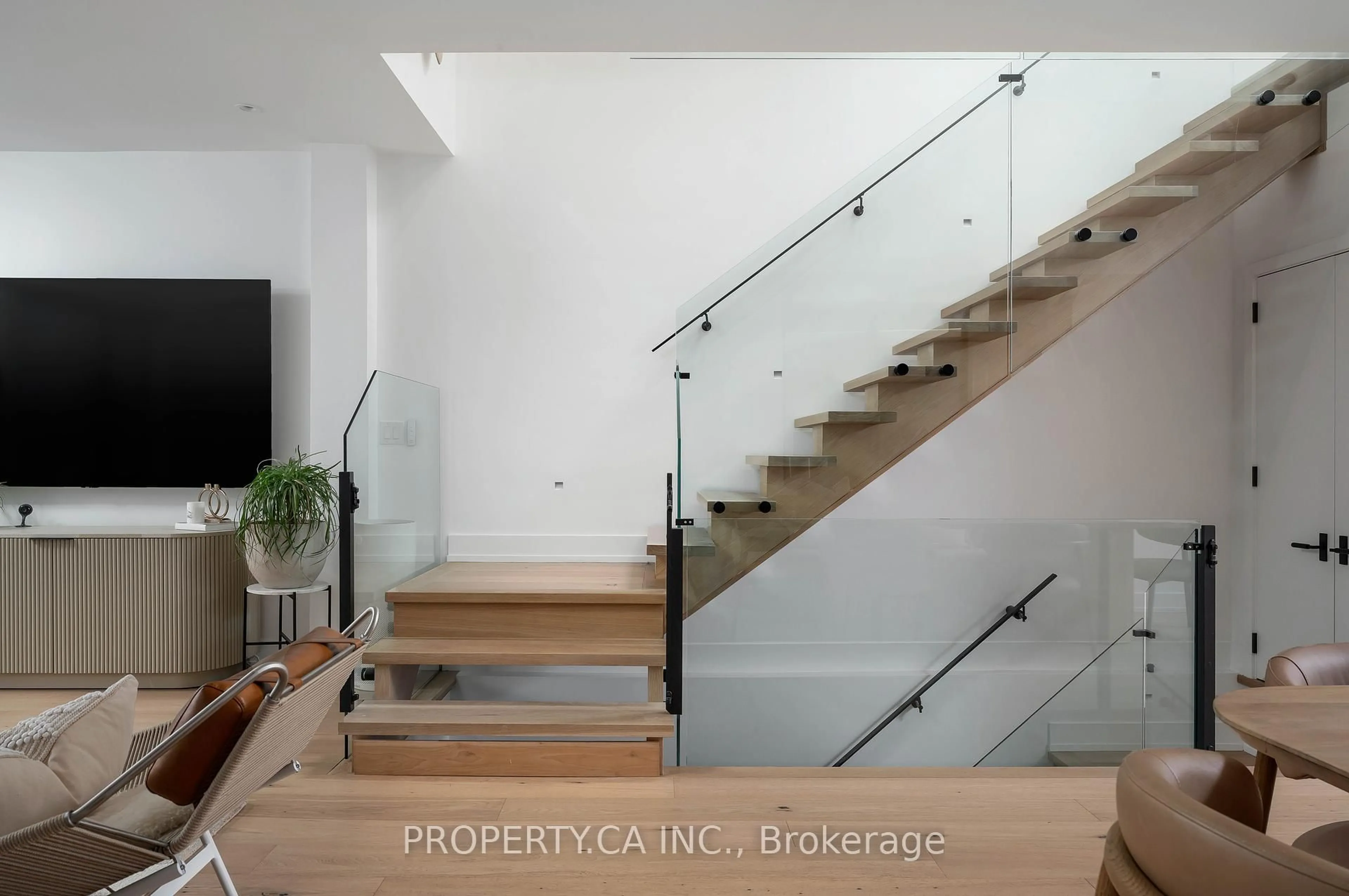 Stairs for 268 Euclid Ave, Toronto Ontario M6J 2K2