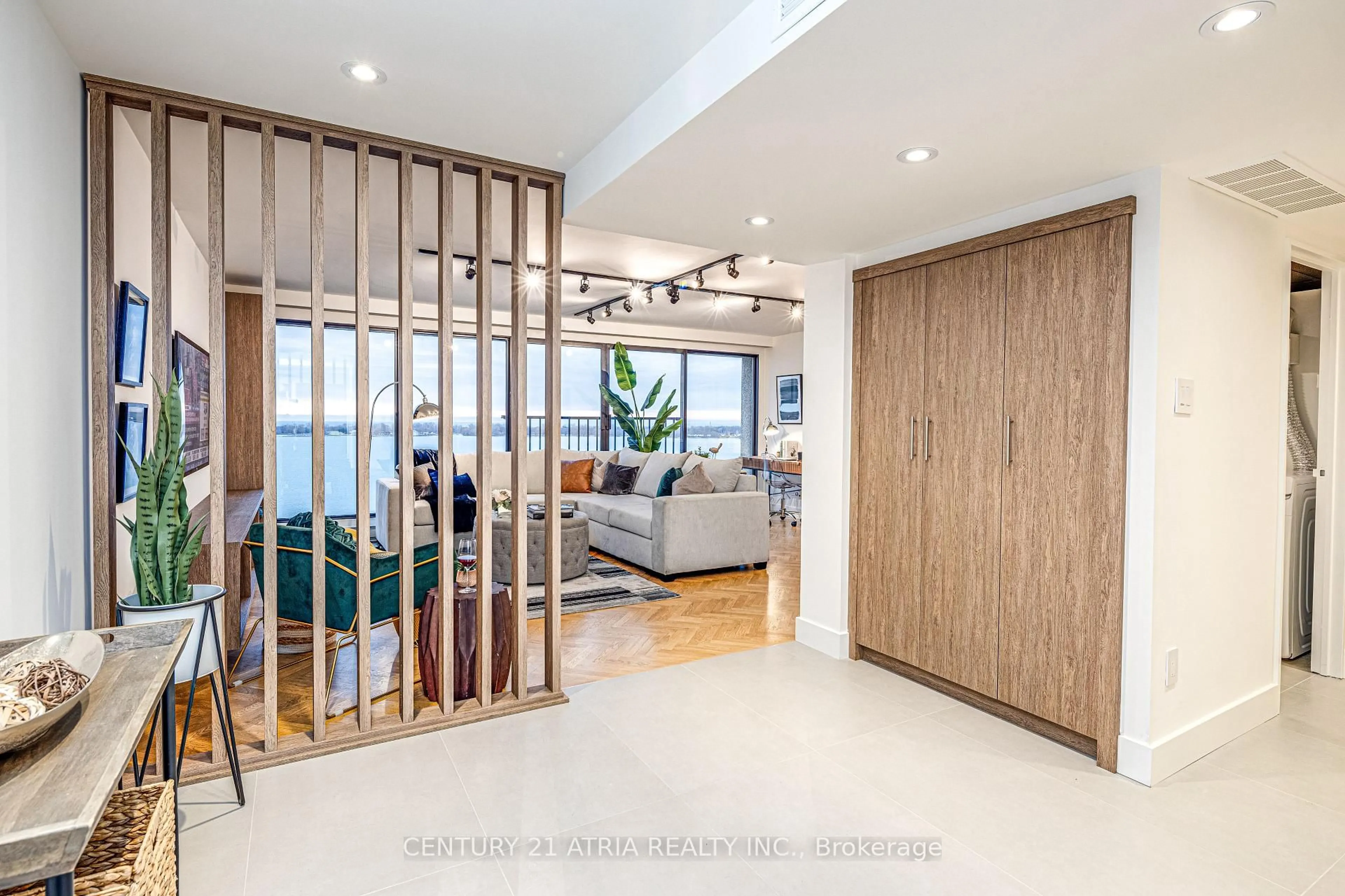Indoor foyer for 65 Harbour Sq #1401, Toronto Ontario M5J 2L4