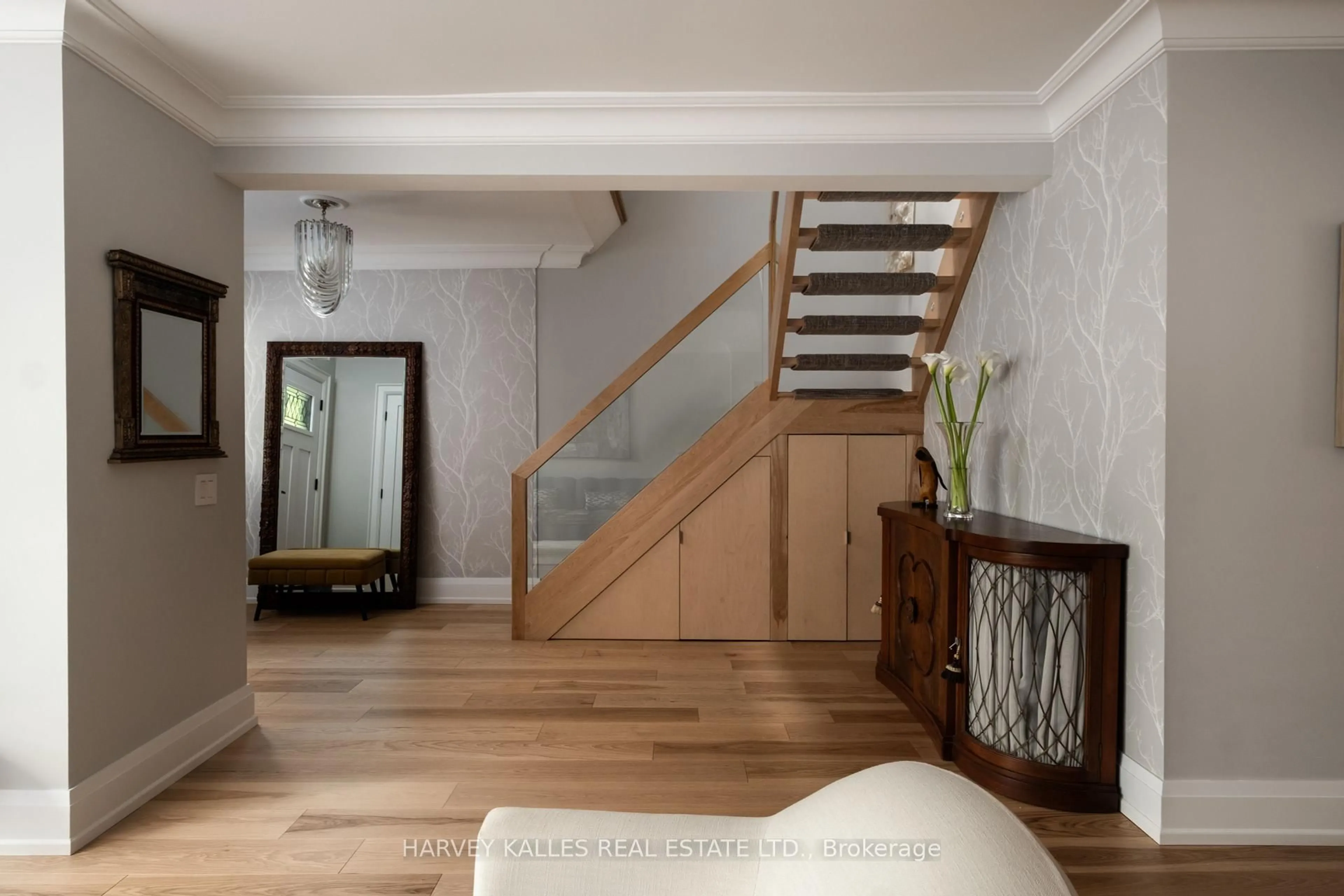 Indoor foyer for 26 McMaster Ave, Toronto Ontario M4V 1A9