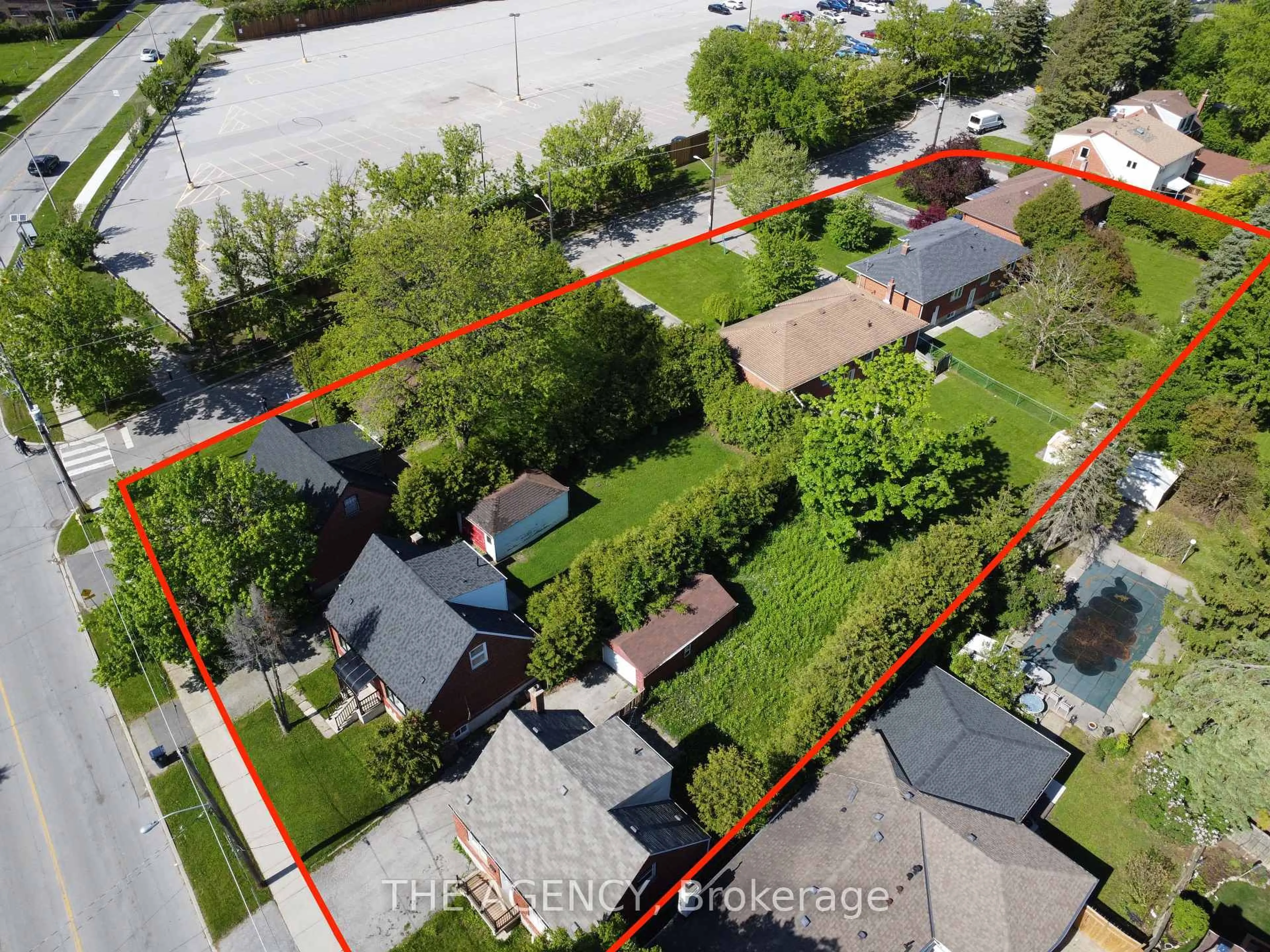 A pic from outside/outdoor area/front of a property/back of a property/a pic from drone, street for 137 Blake Ave, Toronto Ontario M2M 1B4