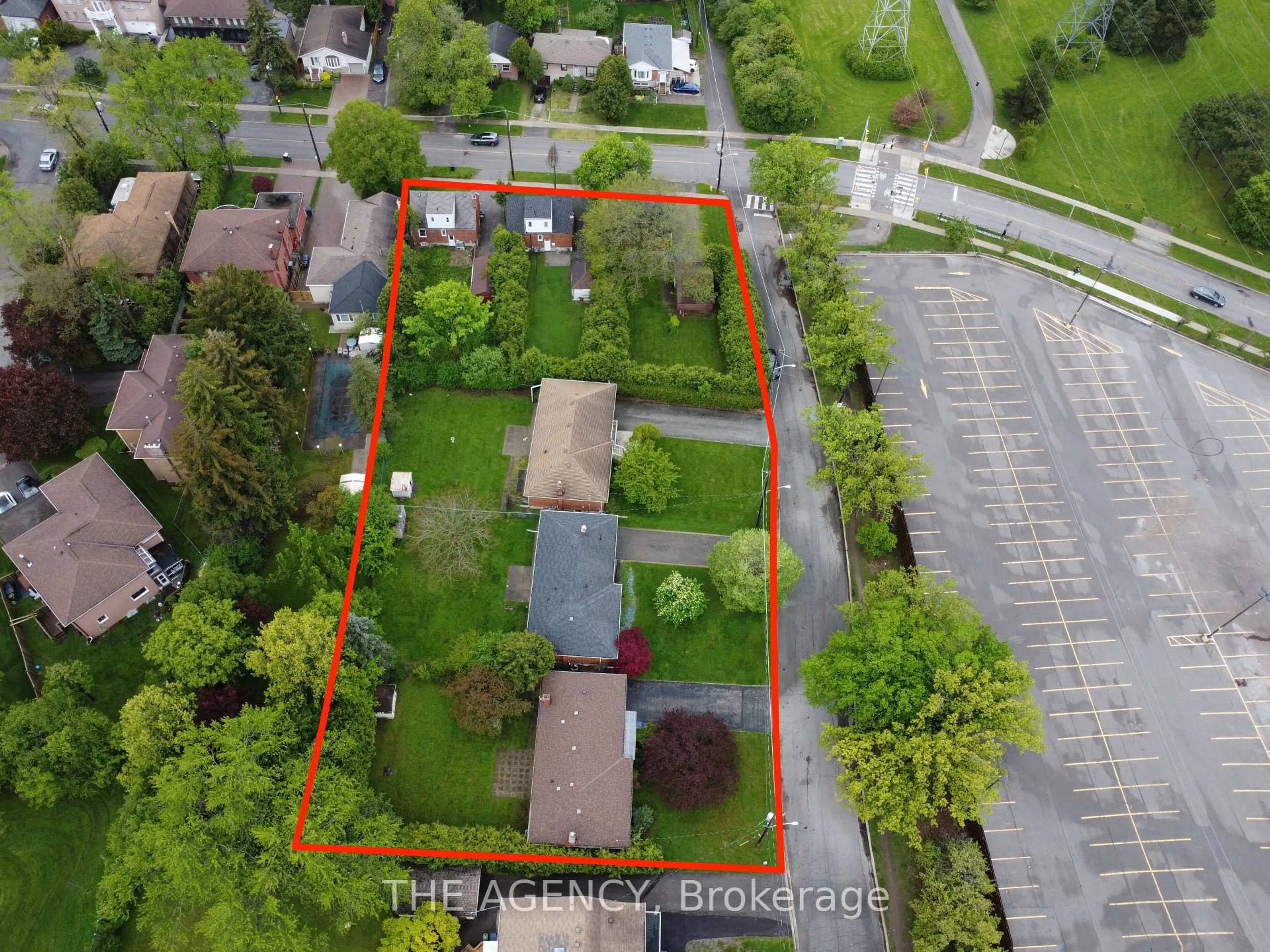 A pic from outside/outdoor area/front of a property/back of a property/a pic from drone, street for 137 Blake Ave, Toronto Ontario M2M 1B4