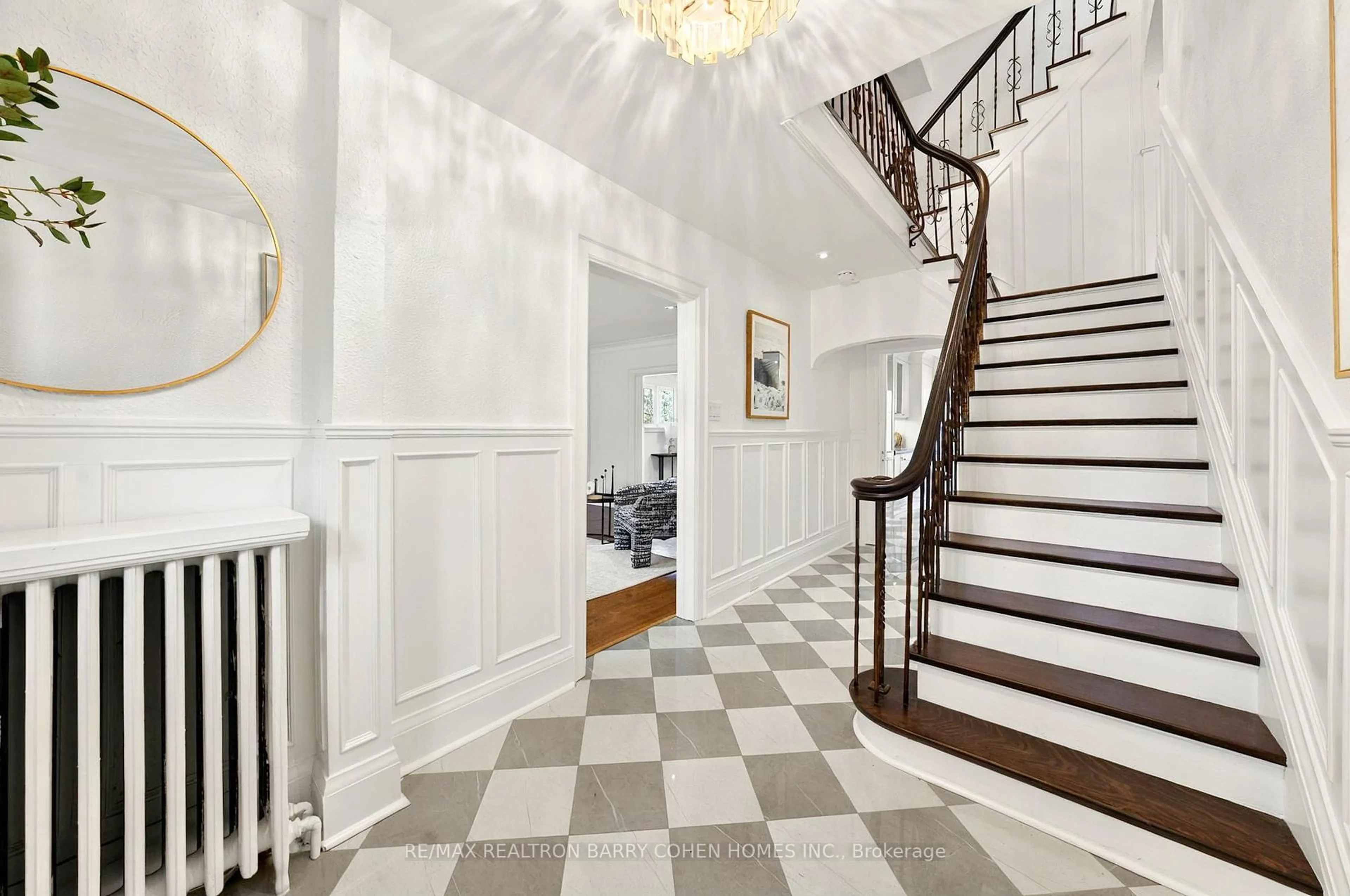 Indoor foyer for 67 Chatsworth Dr, Toronto Ontario M4R 1R8