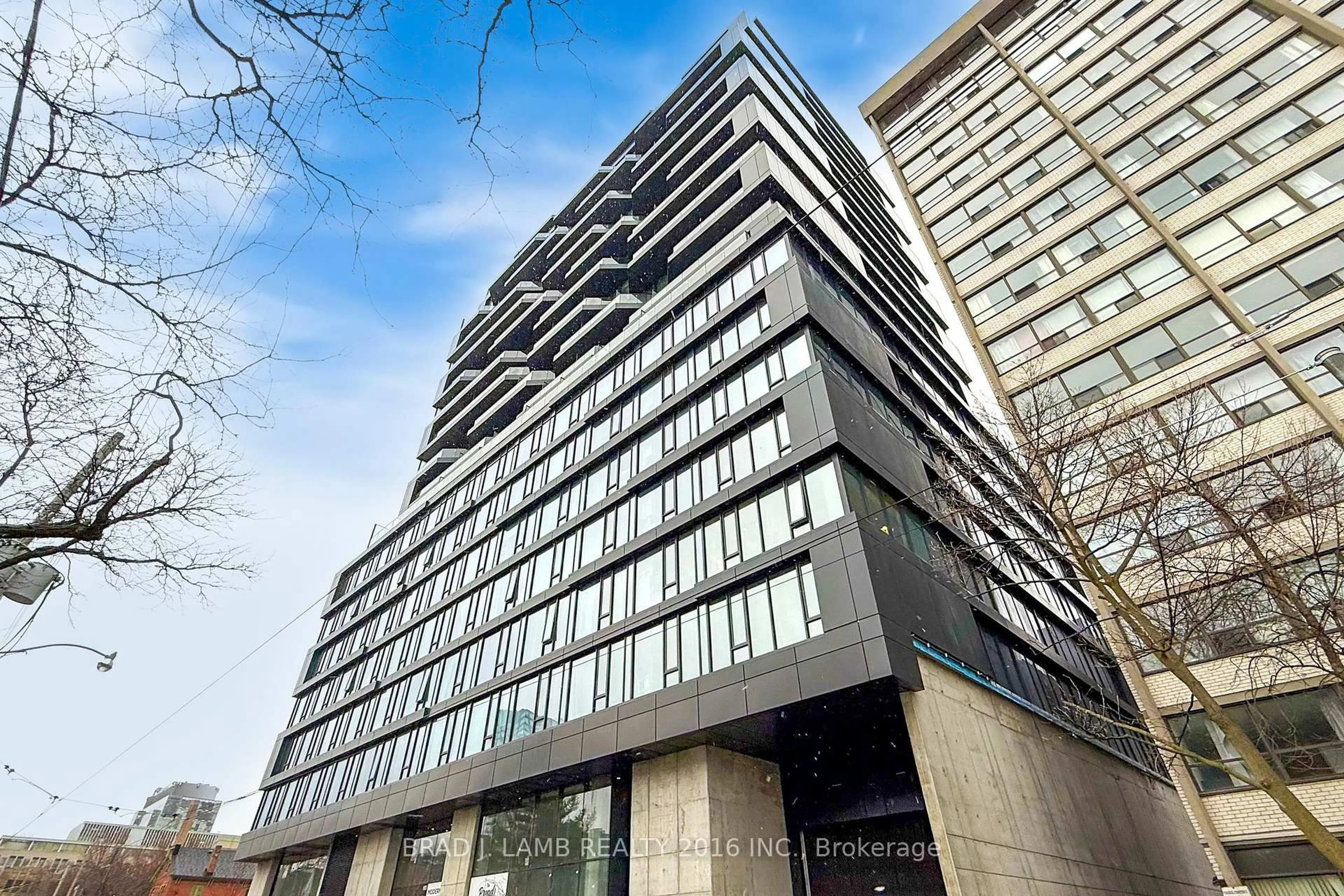 Indoor foyer for 195 McCaul St #613, Toronto Ontario M5T 0E5
