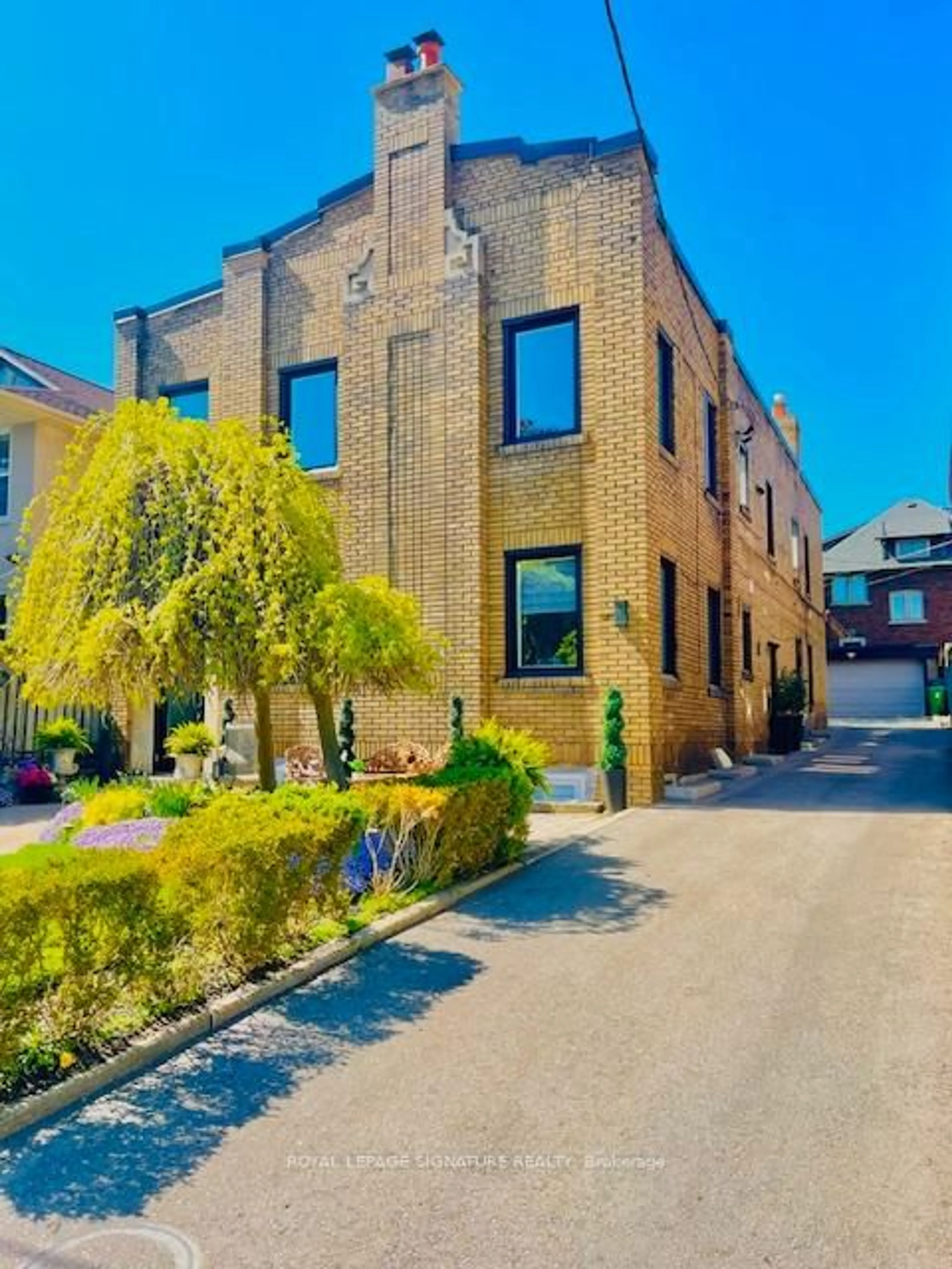 A pic from outside/outdoor area/front of a property/back of a property/a pic from drone, street for 24 College View Ave, Toronto Ontario M5P 1J4