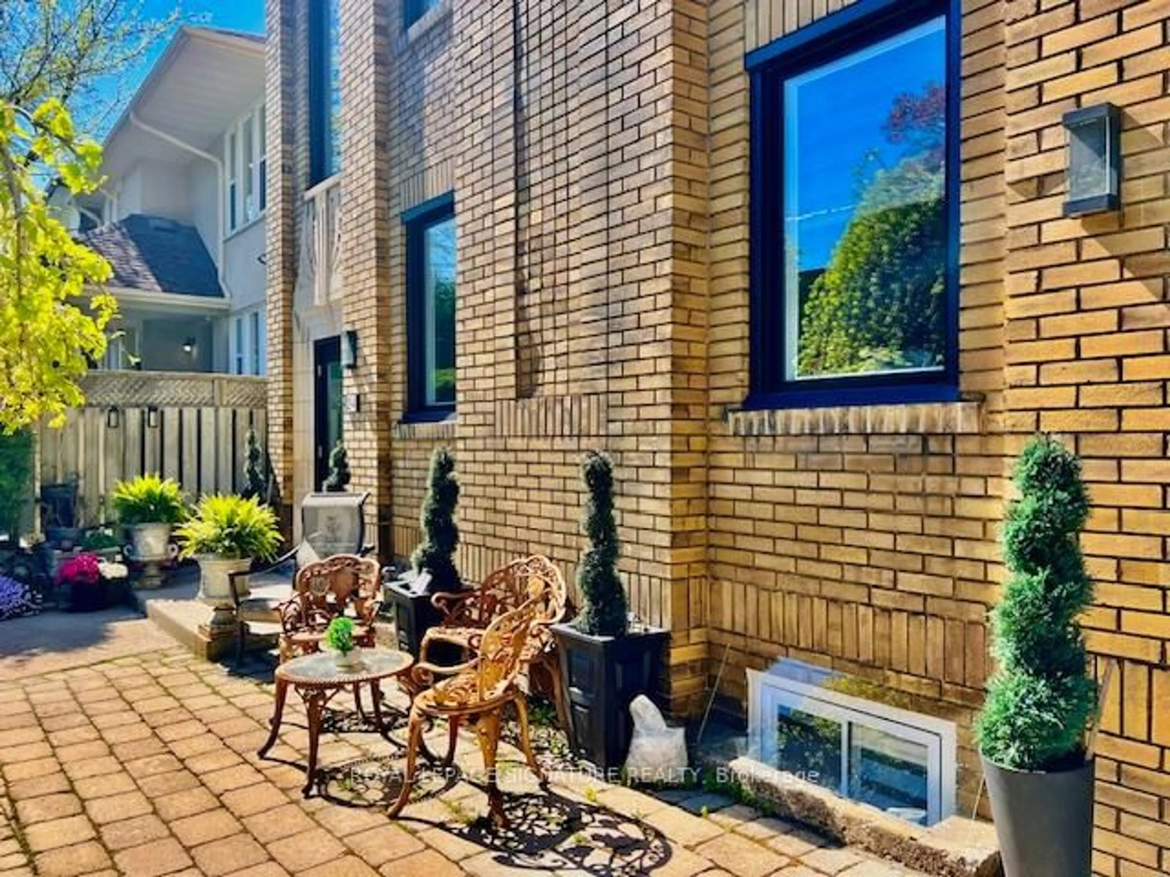 Patio, street for 24 College View Ave, Toronto Ontario M5P 1J4