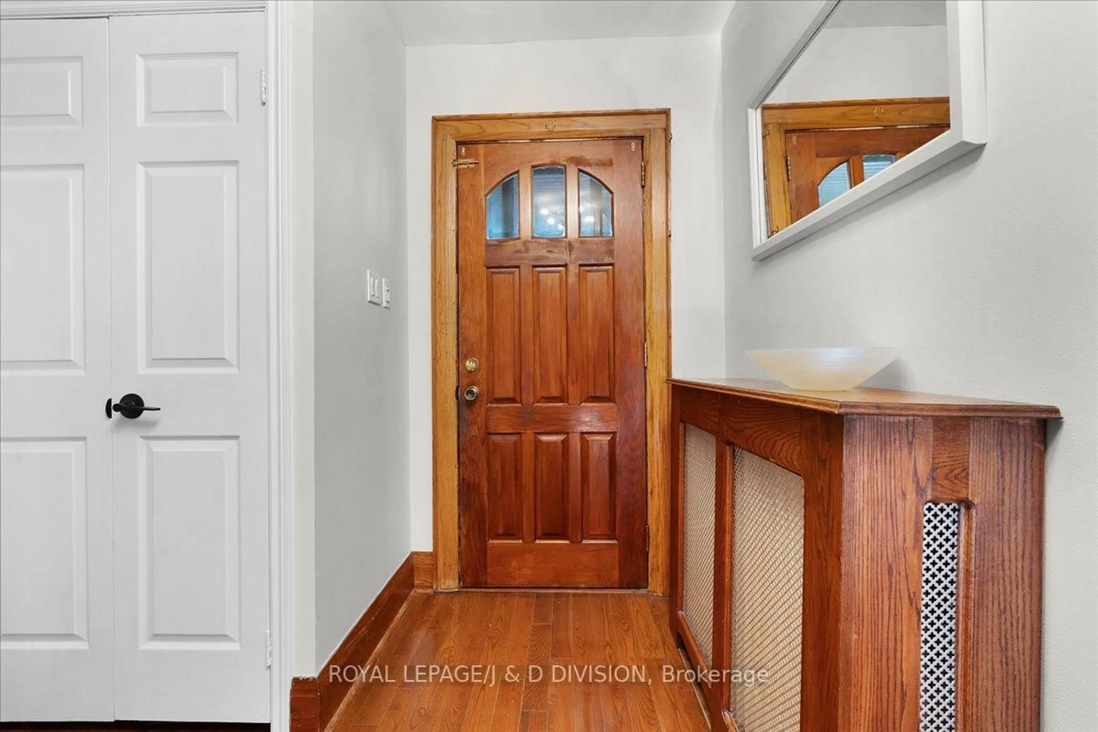 Indoor entryway for 672 Shaw St, Toronto Ontario M6G 3L7