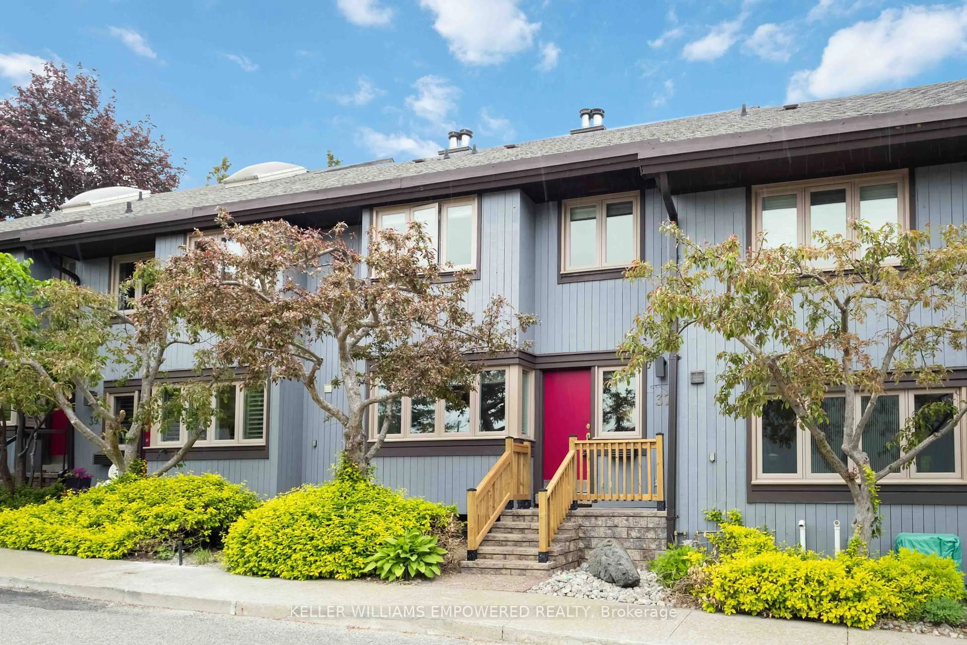 Home with vinyl exterior material, street for 37 Rainbow Creekway N/A, Toronto Ontario M2K 2T9