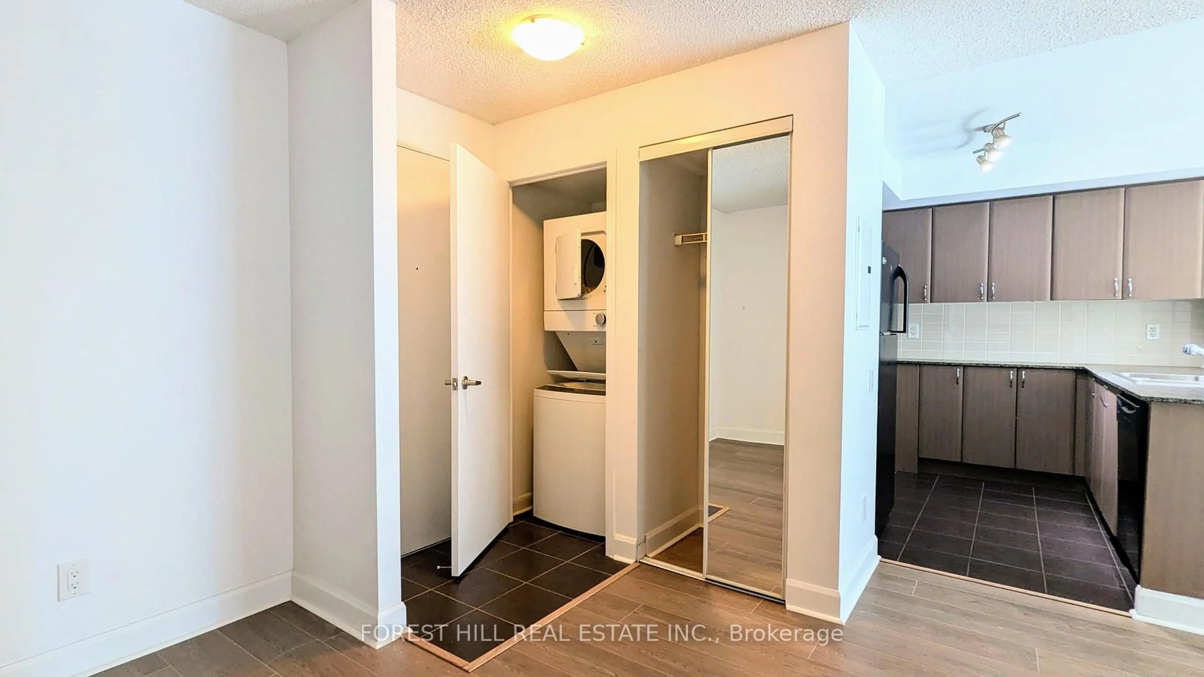 Indoor entryway for 525 Wilson Ave #606, Toronto Ontario M3H 0A7