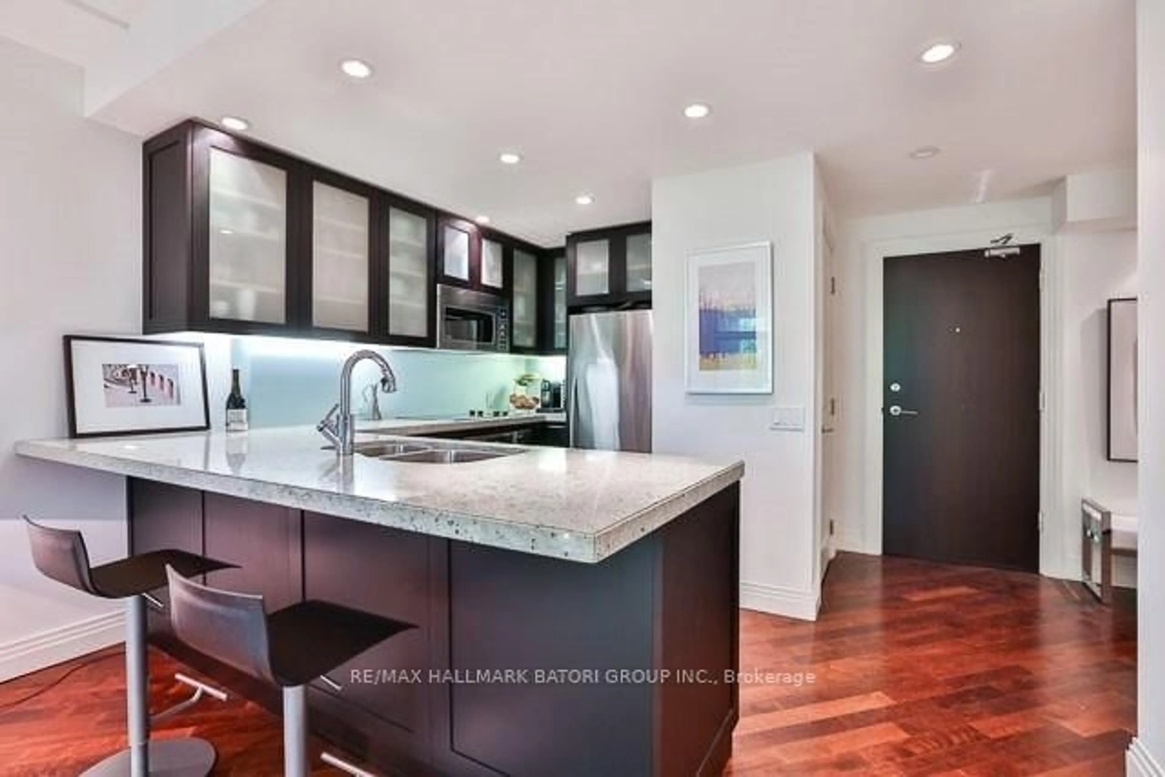 Contemporary kitchen, unknown for 1 Benvenuto Pl #105, Toronto Ontario M4V 2L1