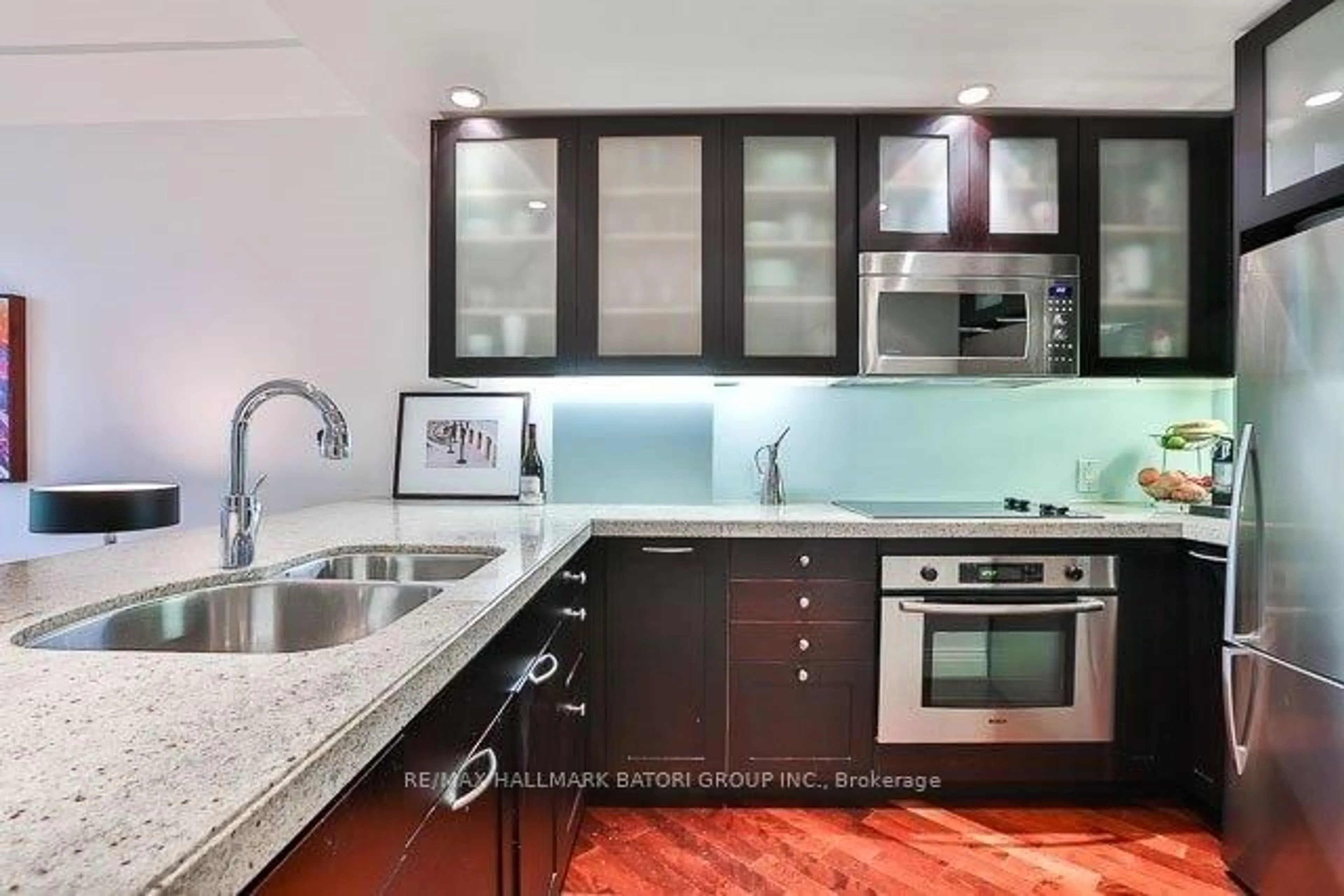 Contemporary kitchen, unknown for 1 Benvenuto Pl #105, Toronto Ontario M4V 2L1
