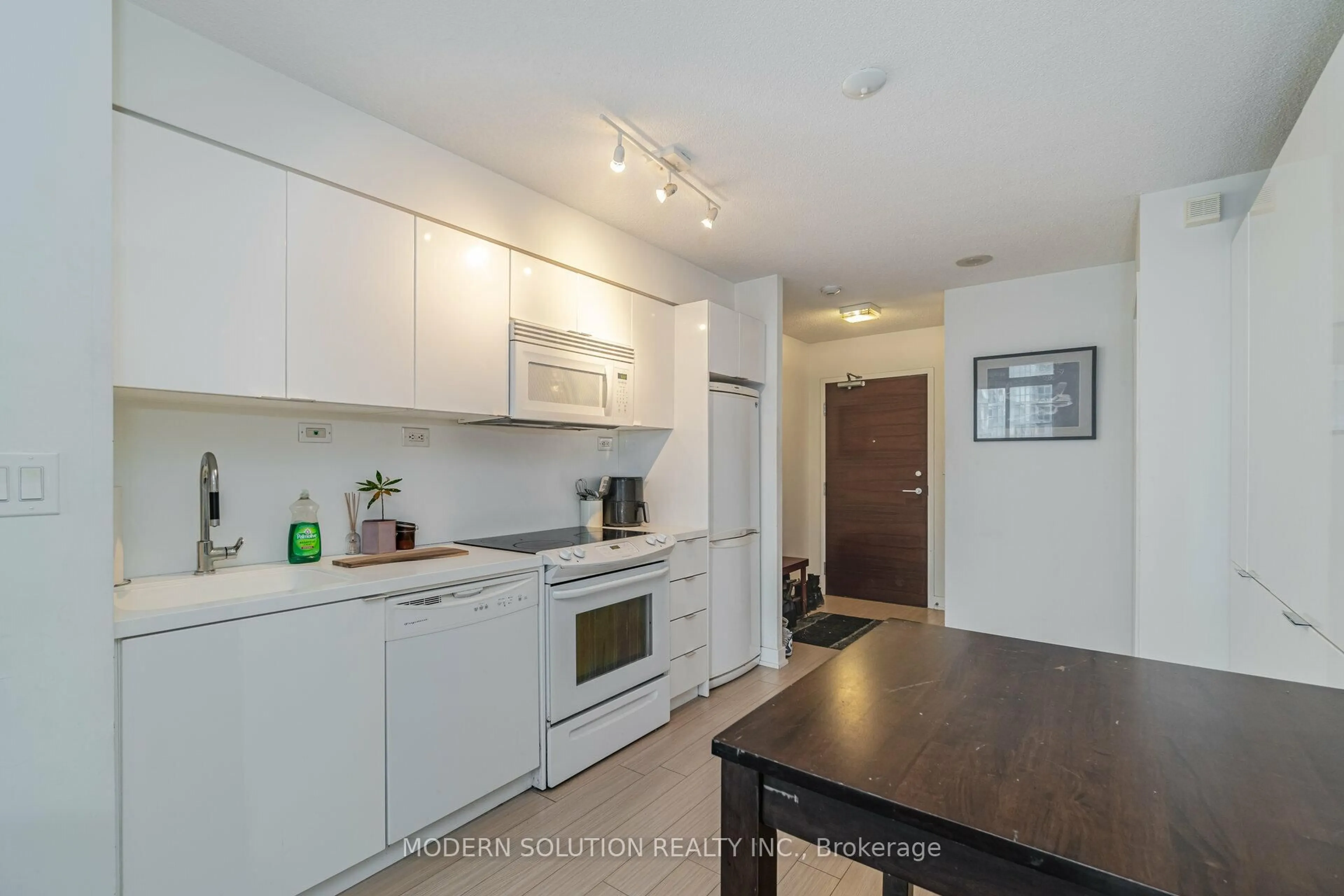 Standard kitchen, unknown for 10 Capreol Crt #925, Toronto Ontario M5V 4B3
