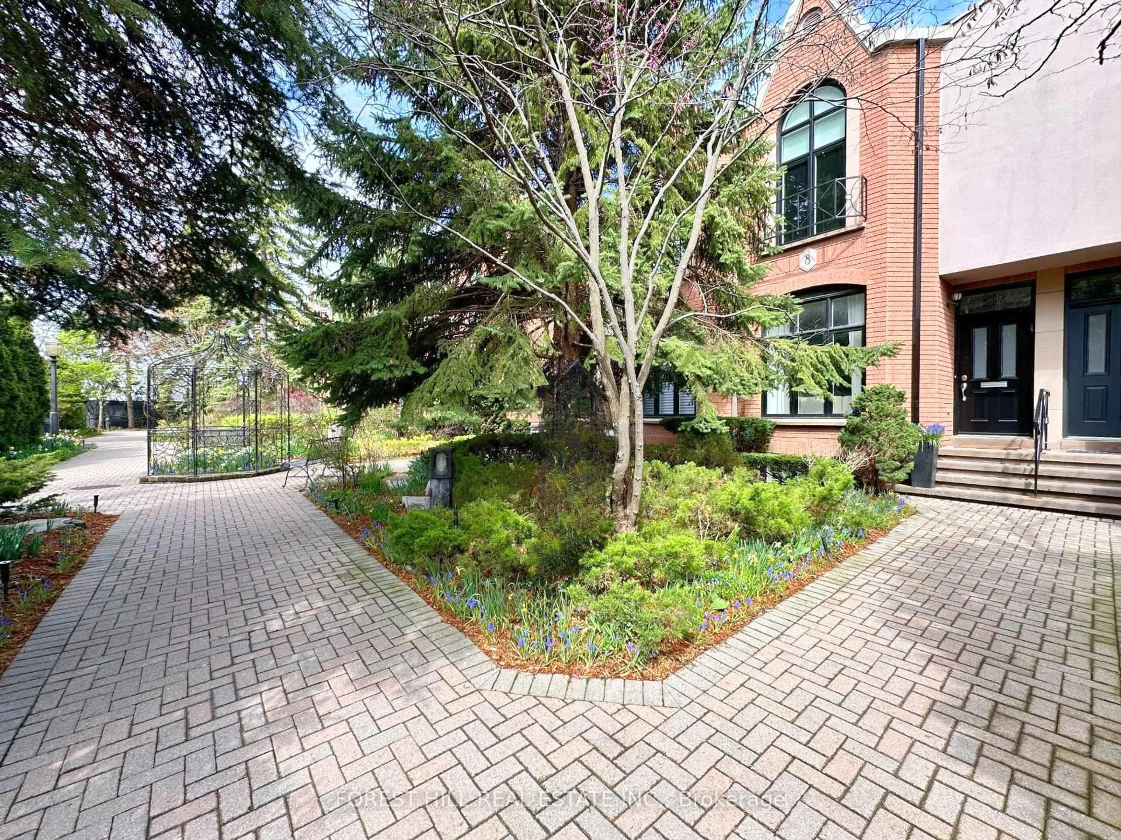 Unknown for 8 Alex Mews, Toronto Ontario M5R 3T2