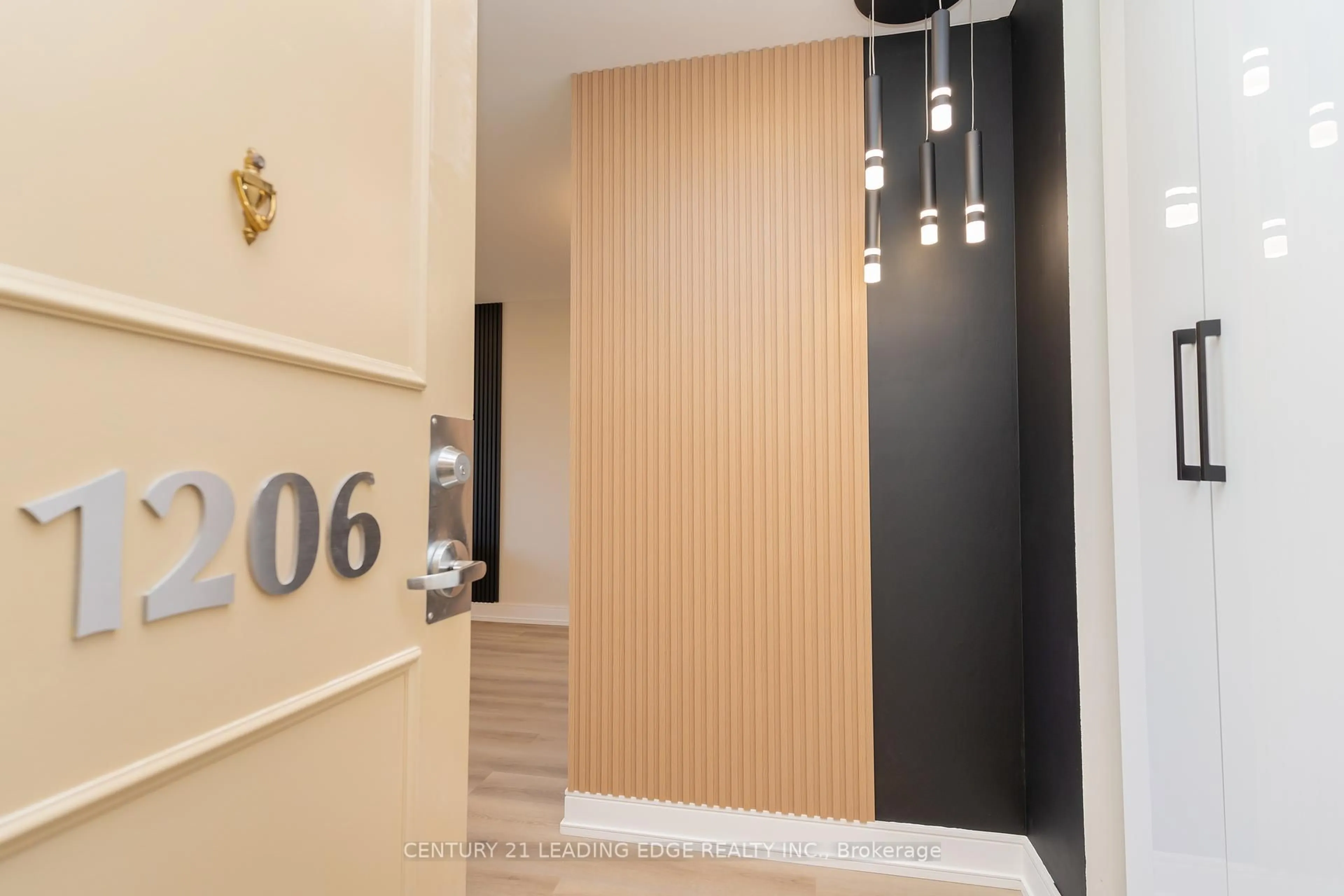 Indoor foyer for 725 Don Mills Rd #1206, Toronto Ontario M3C 1S6