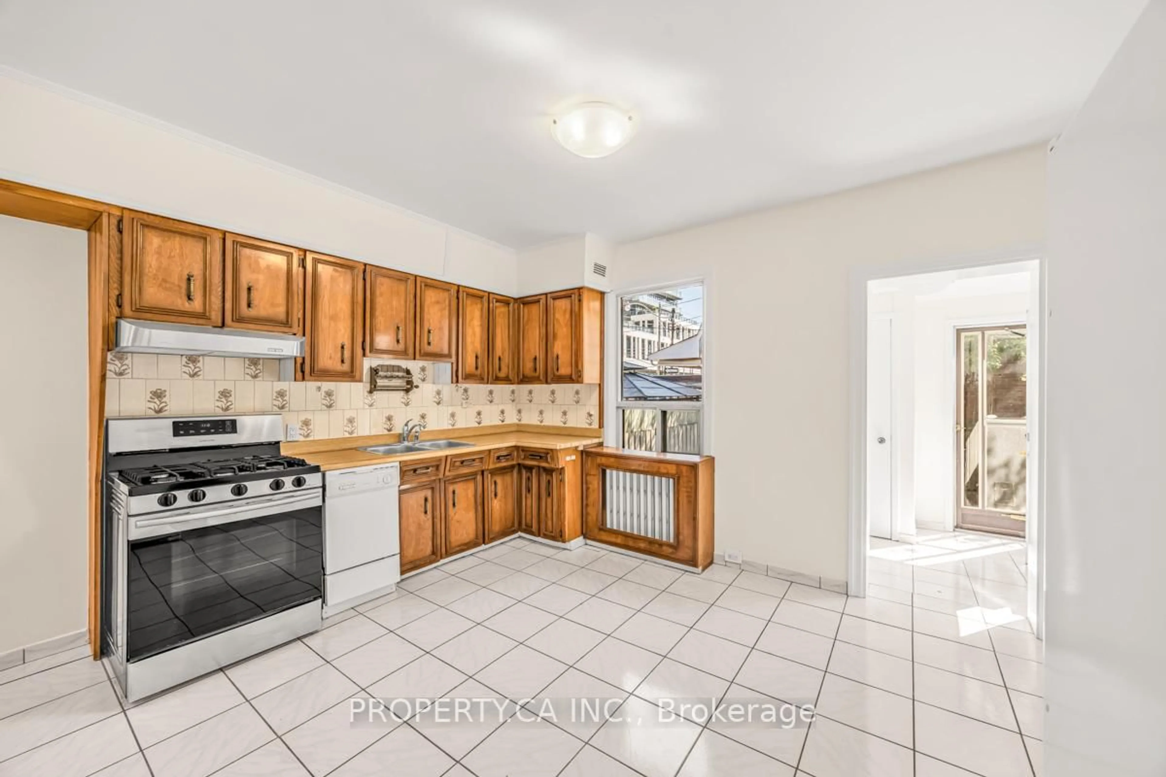 Standard kitchen, ceramic/tile floor for 889 Palmerston Ave, Toronto Ontario M6G 2S3