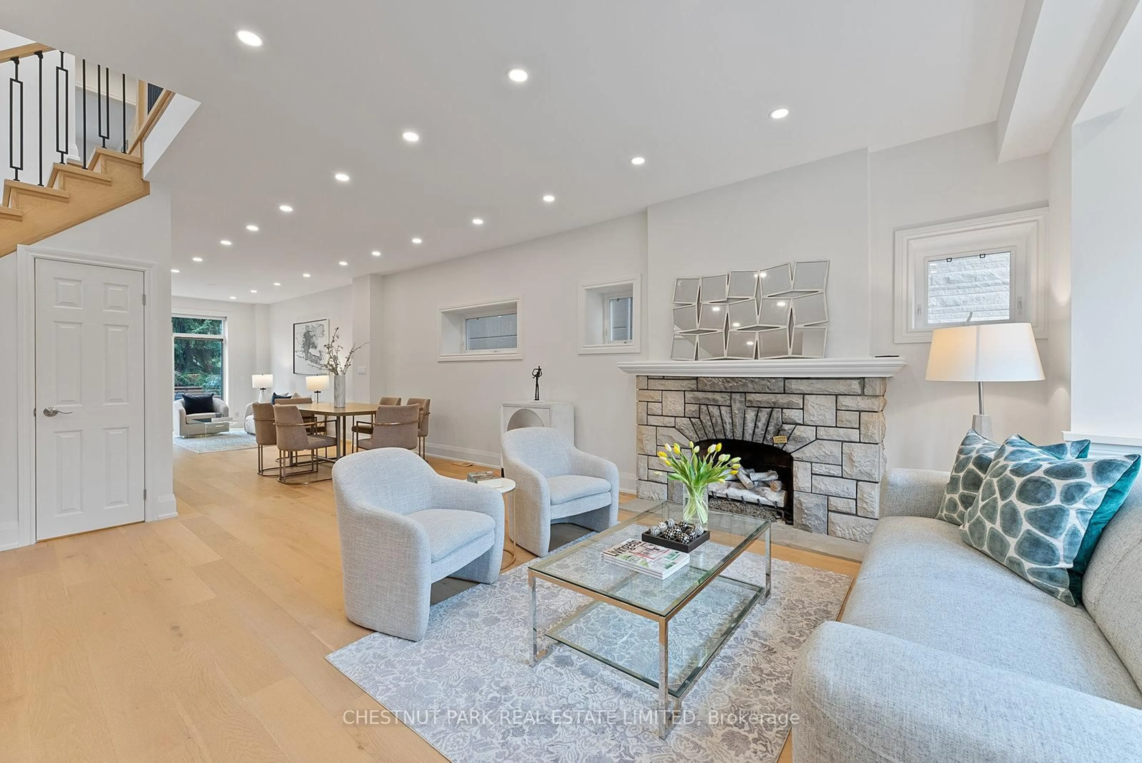 Living room with furniture, unknown for 207 Glengarry Ave, Toronto Ontario M5M 1E3