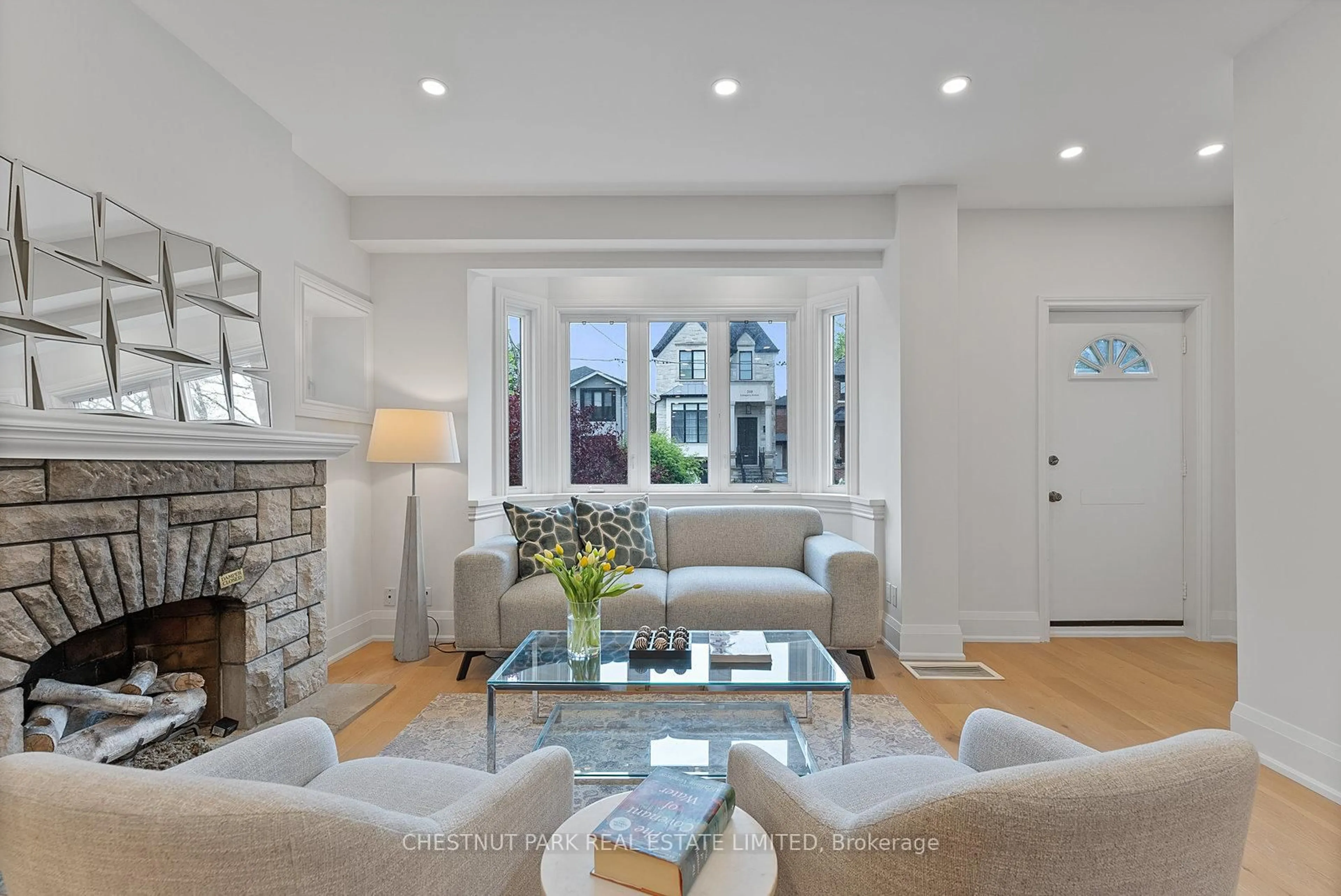Living room with furniture, unknown for 207 Glengarry Ave, Toronto Ontario M5M 1E3