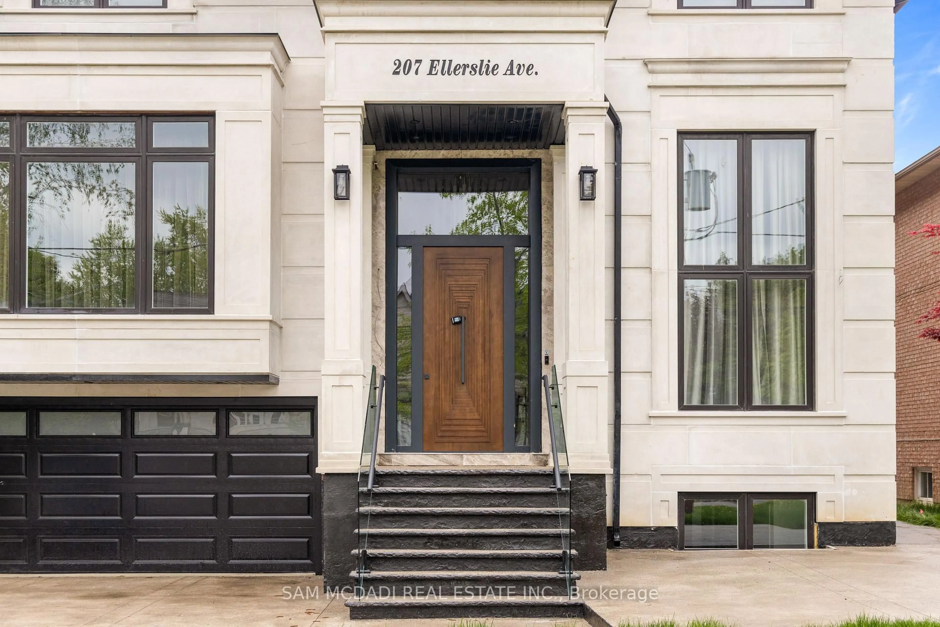 Indoor entryway for 207 Ellerslie Ave, Toronto Ontario M2N 1Y3