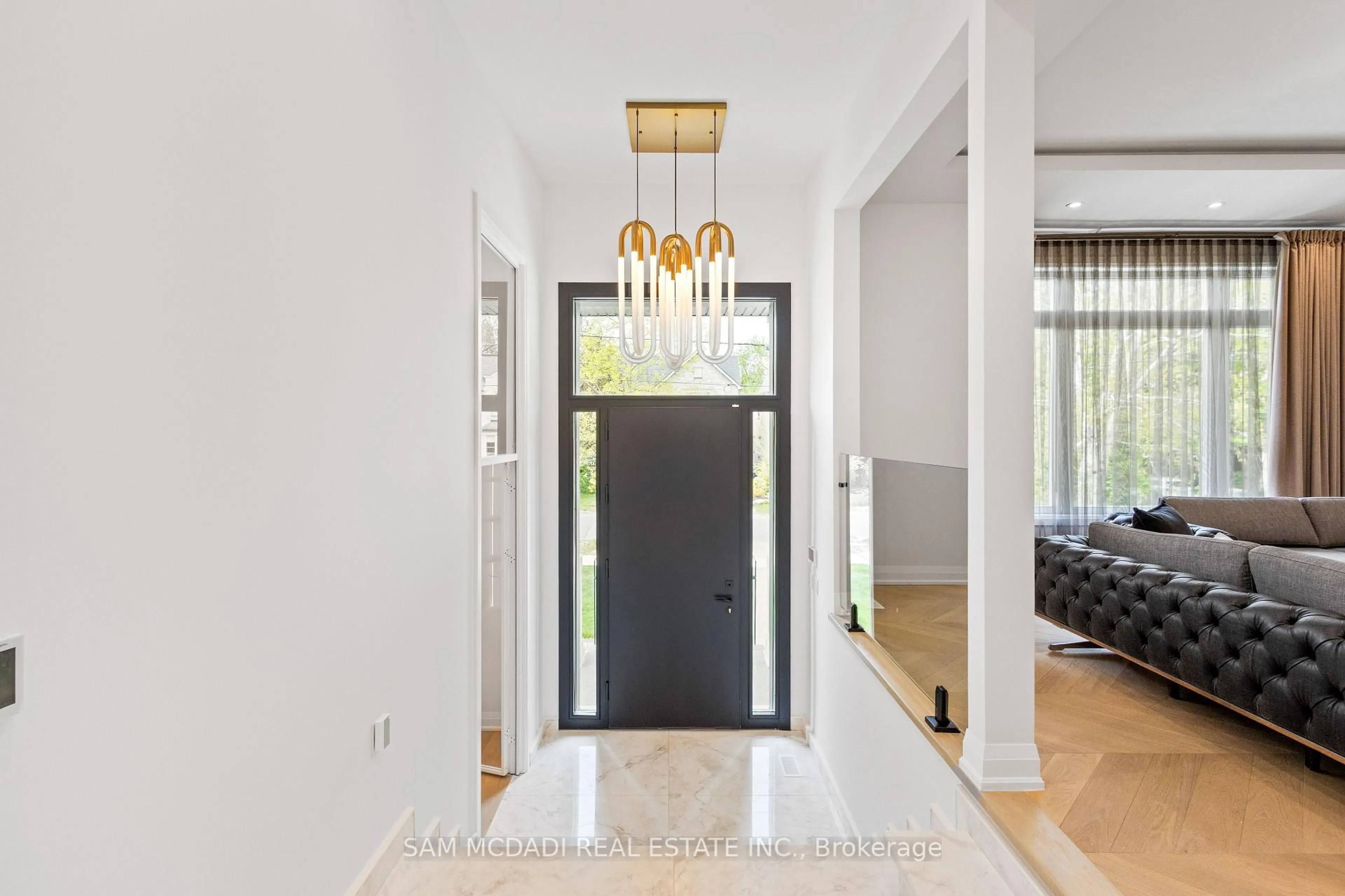 Indoor entryway for 207 Ellerslie Ave, Toronto Ontario M2N 1Y3