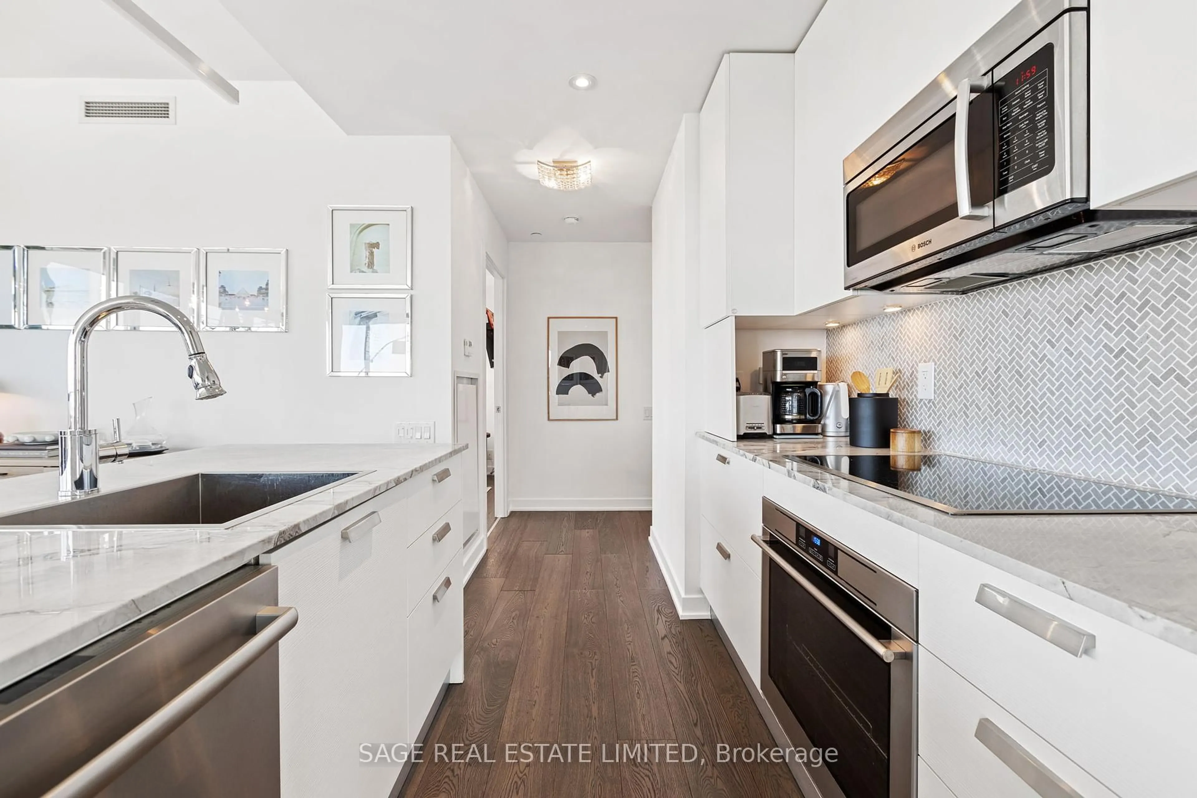 Open concept kitchen, wood/laminate floor for 1815 Yonge St #2102, Toronto Ontario M4T 2A4