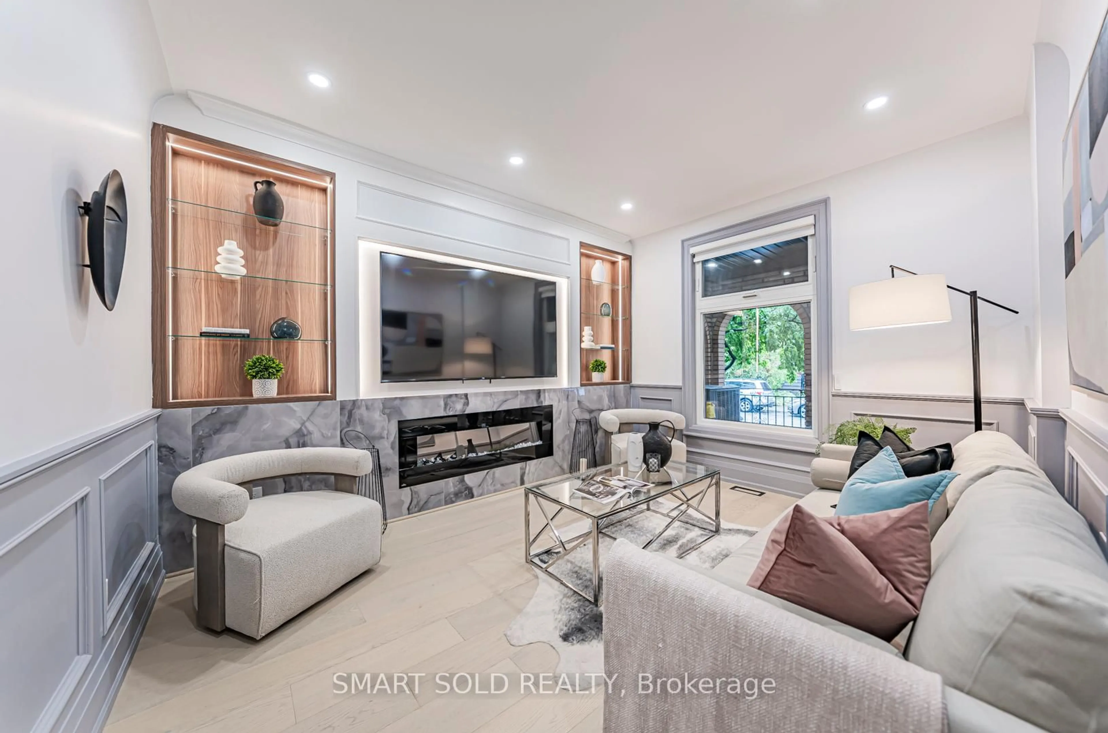 Living room with furniture, unknown for 89 Concord Ave, Toronto Ontario M6H 2P2
