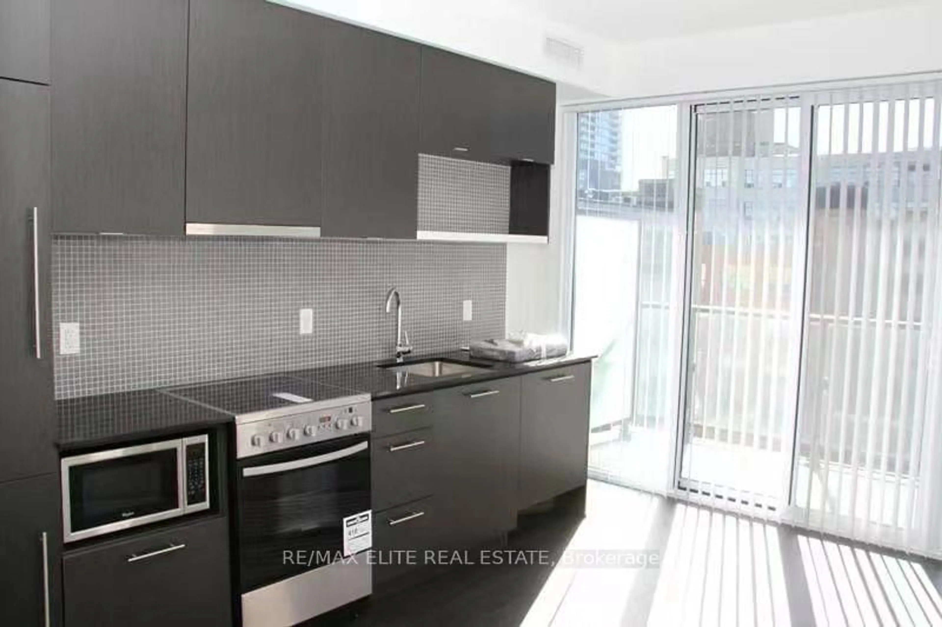 Standard kitchen, unknown for 435 Richmond St #805, Toronto Ontario M5V 1Y1