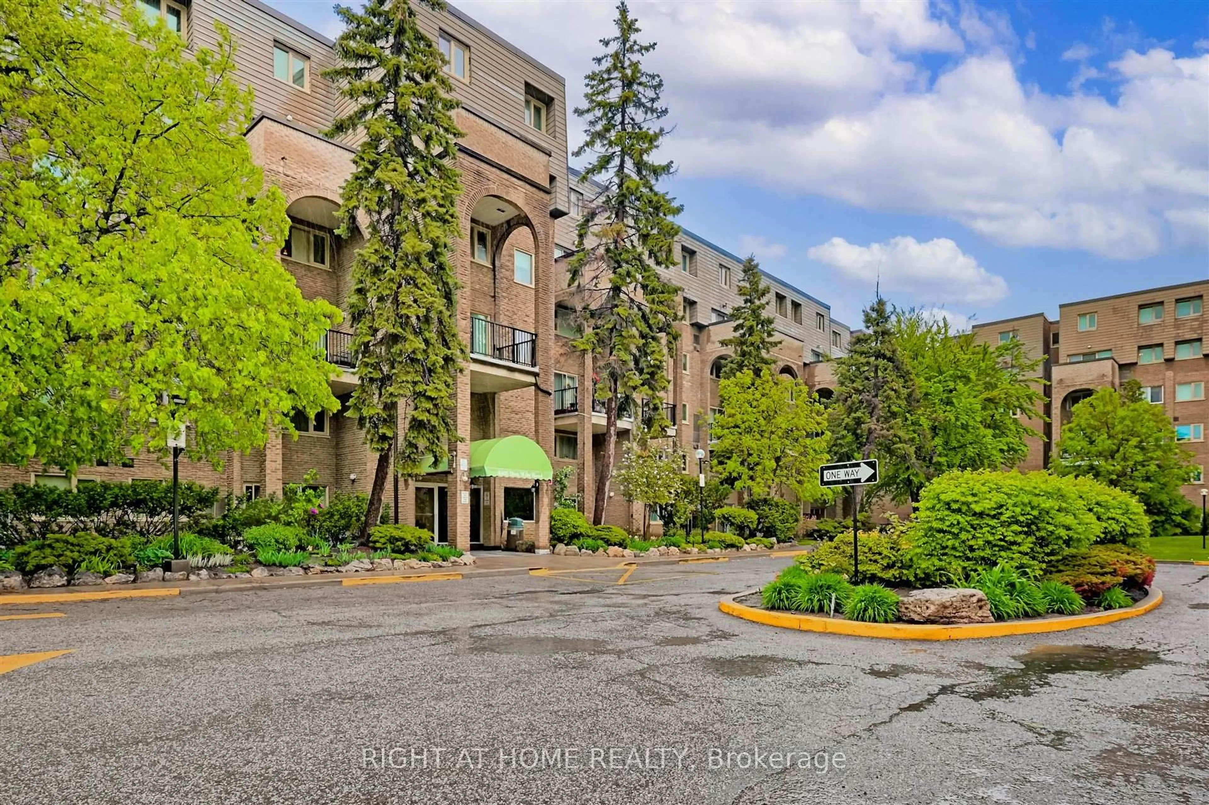 Patio, street for 4005 Don Mills Rd #125, Toronto Ontario M2H 3J9