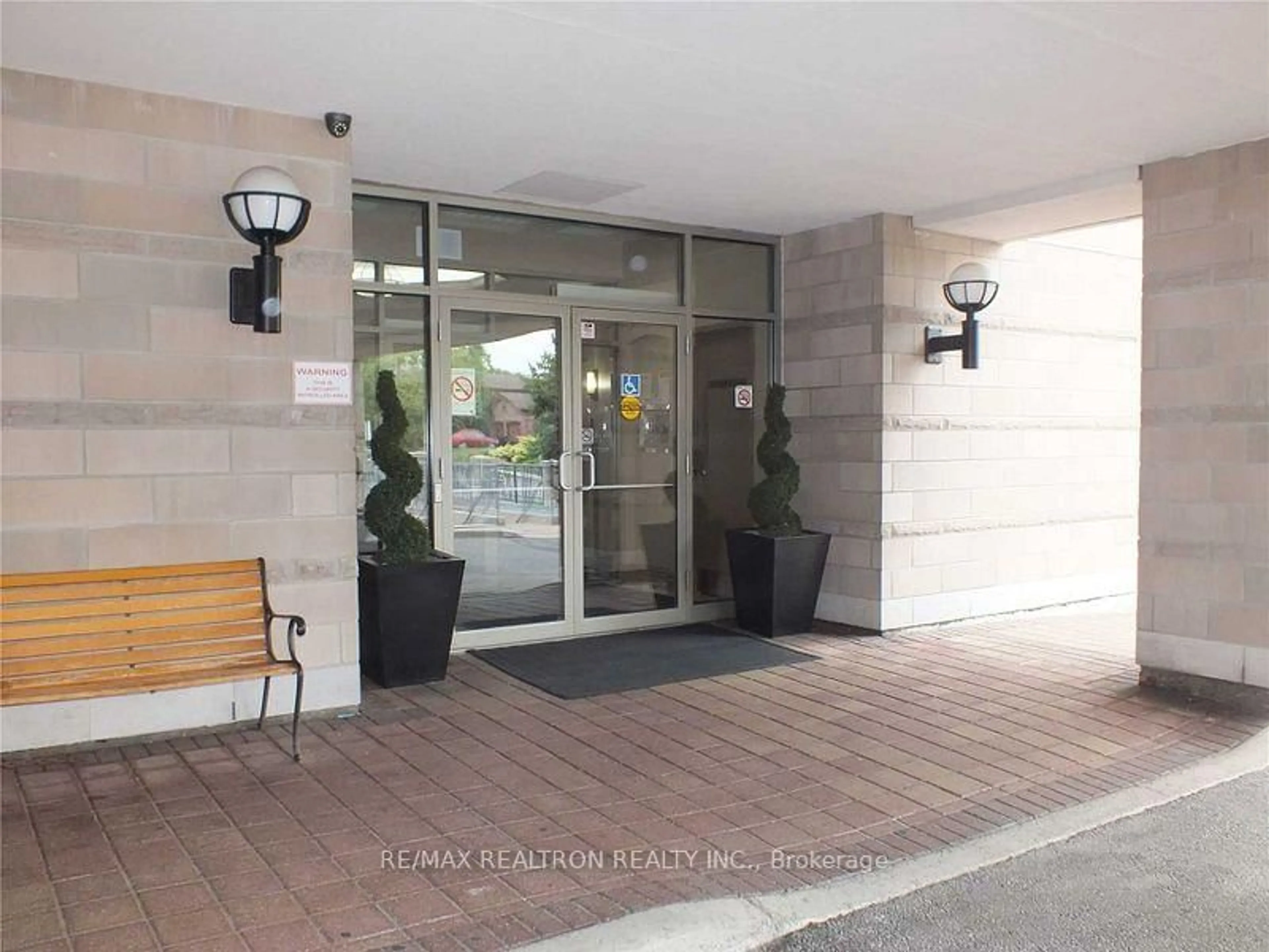Indoor foyer for 4200 Bathurst St #214, Toronto Ontario M3H 6C7