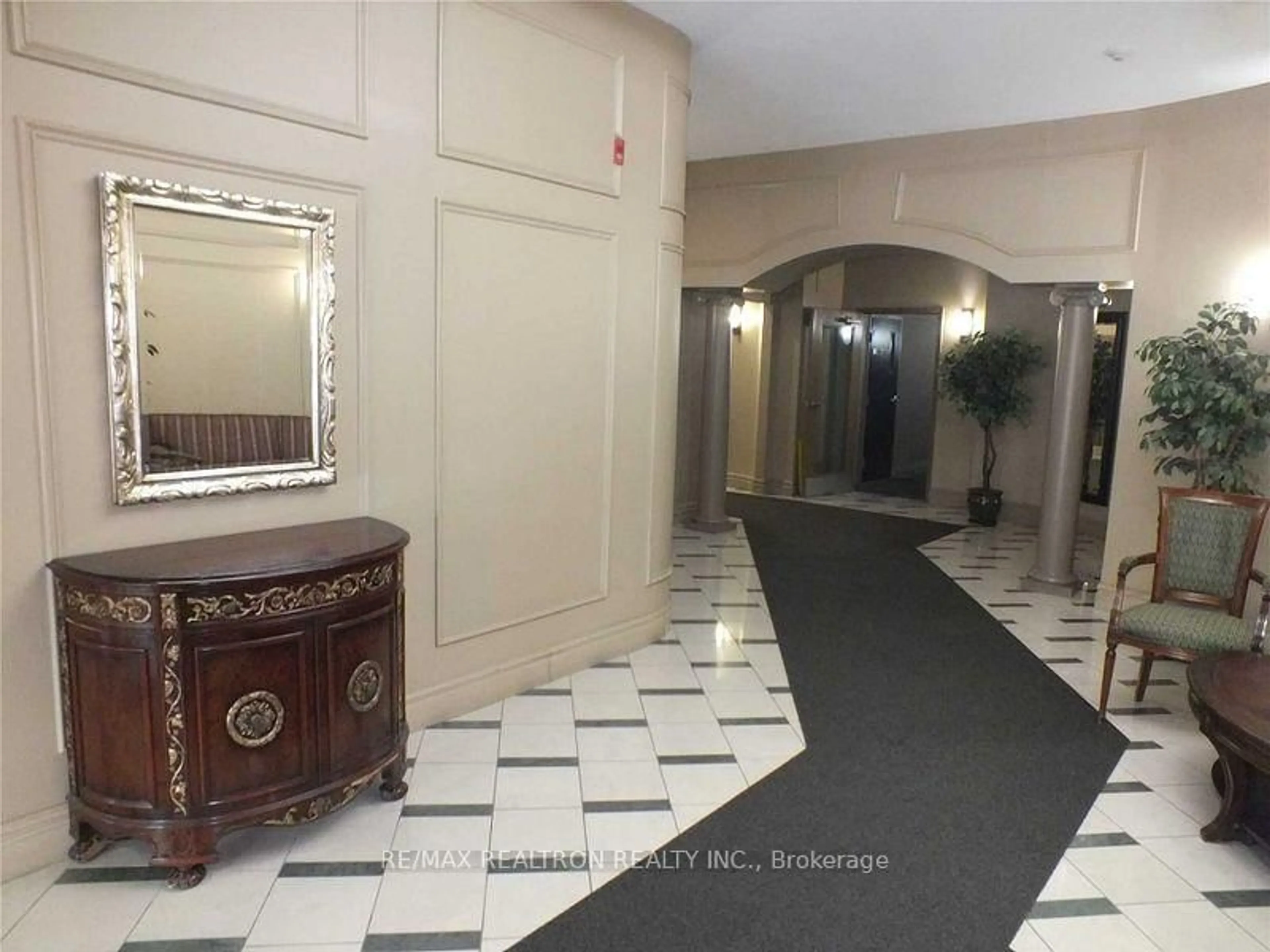 Indoor foyer for 4200 Bathurst St #214, Toronto Ontario M3H 6C7