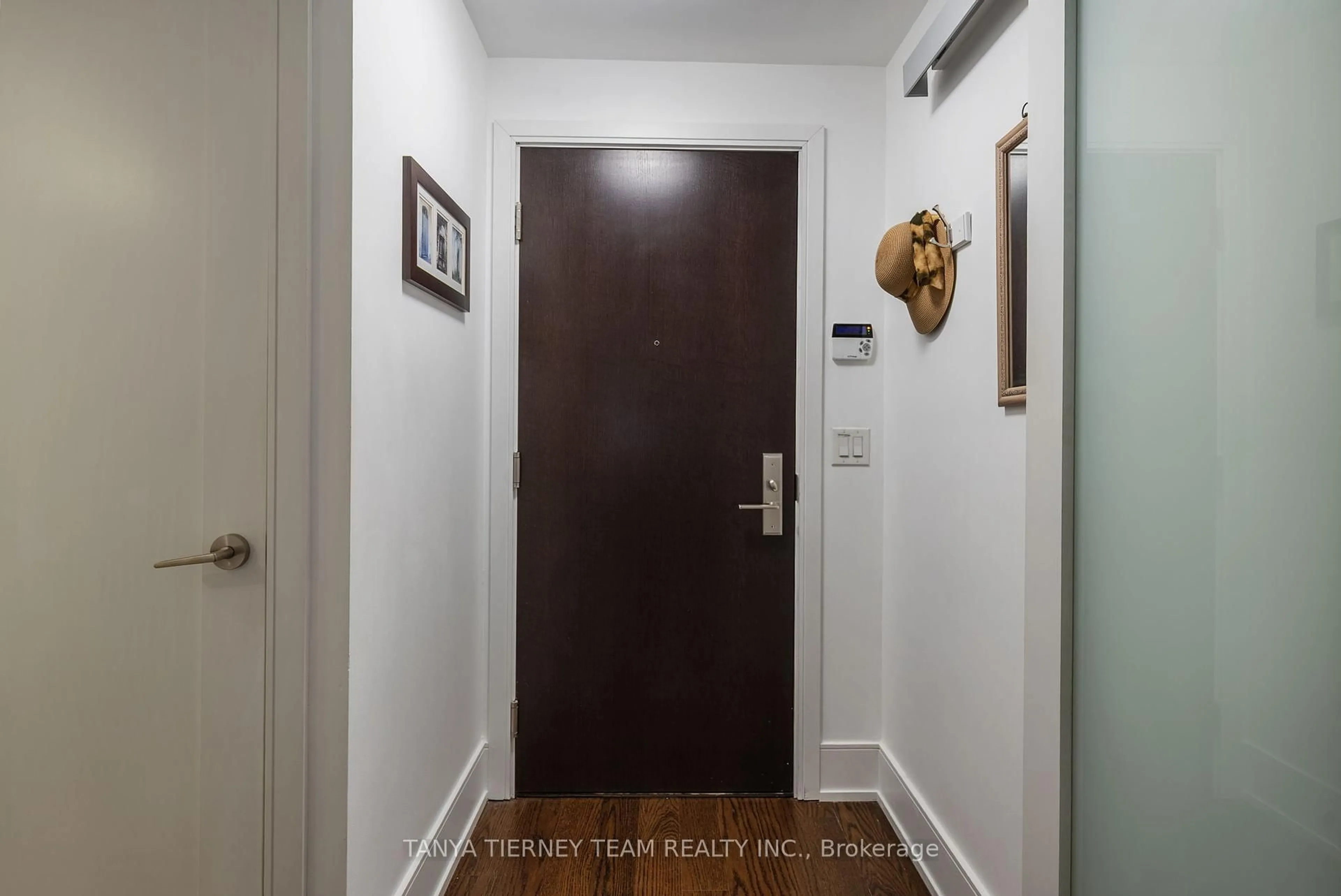 Indoor entryway for 25 Broadway Ave #2006, Toronto Ontario M4P 1T7