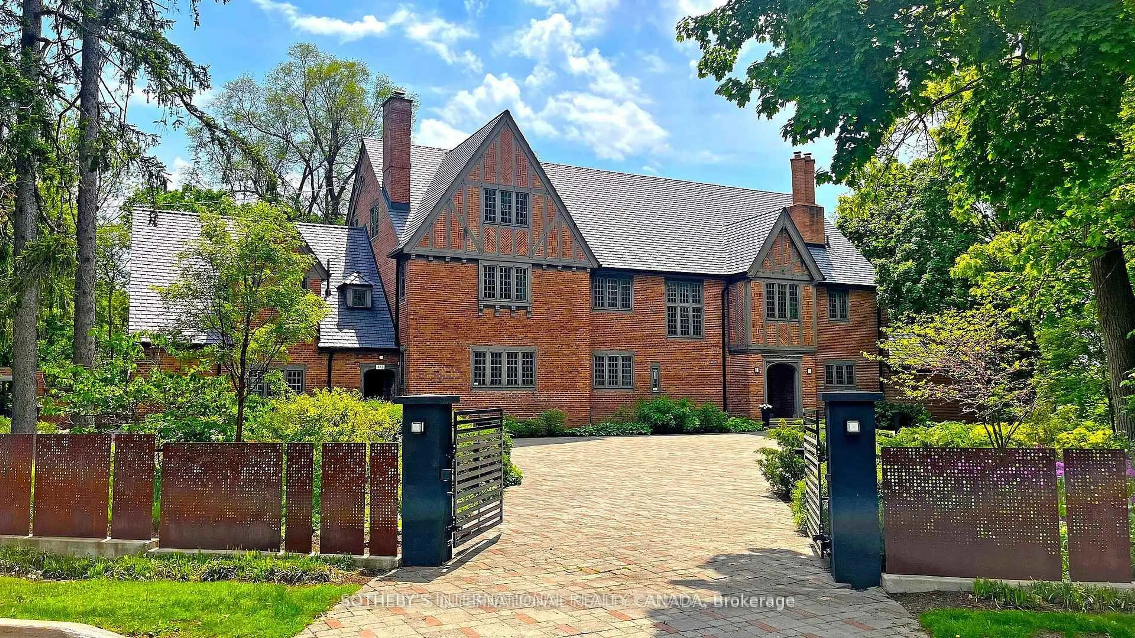 A pic from outside/outdoor area/front of a property/back of a property/a pic from drone, street for 372 Old Yonge St, Toronto Ontario M2P 1R4