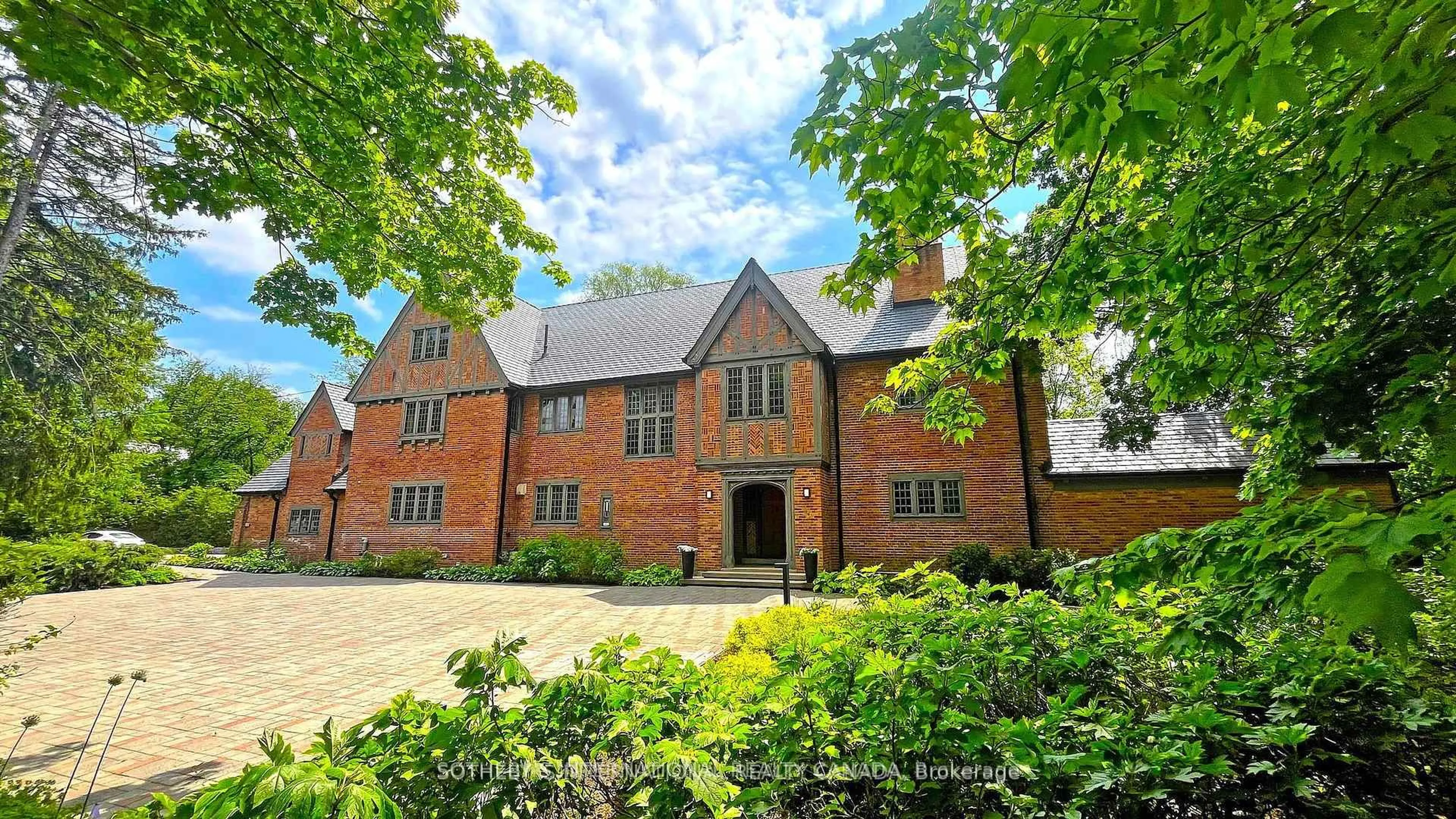 A pic from outside/outdoor area/front of a property/back of a property/a pic from drone, building for 372 Old Yonge St, Toronto Ontario M2P 1R4