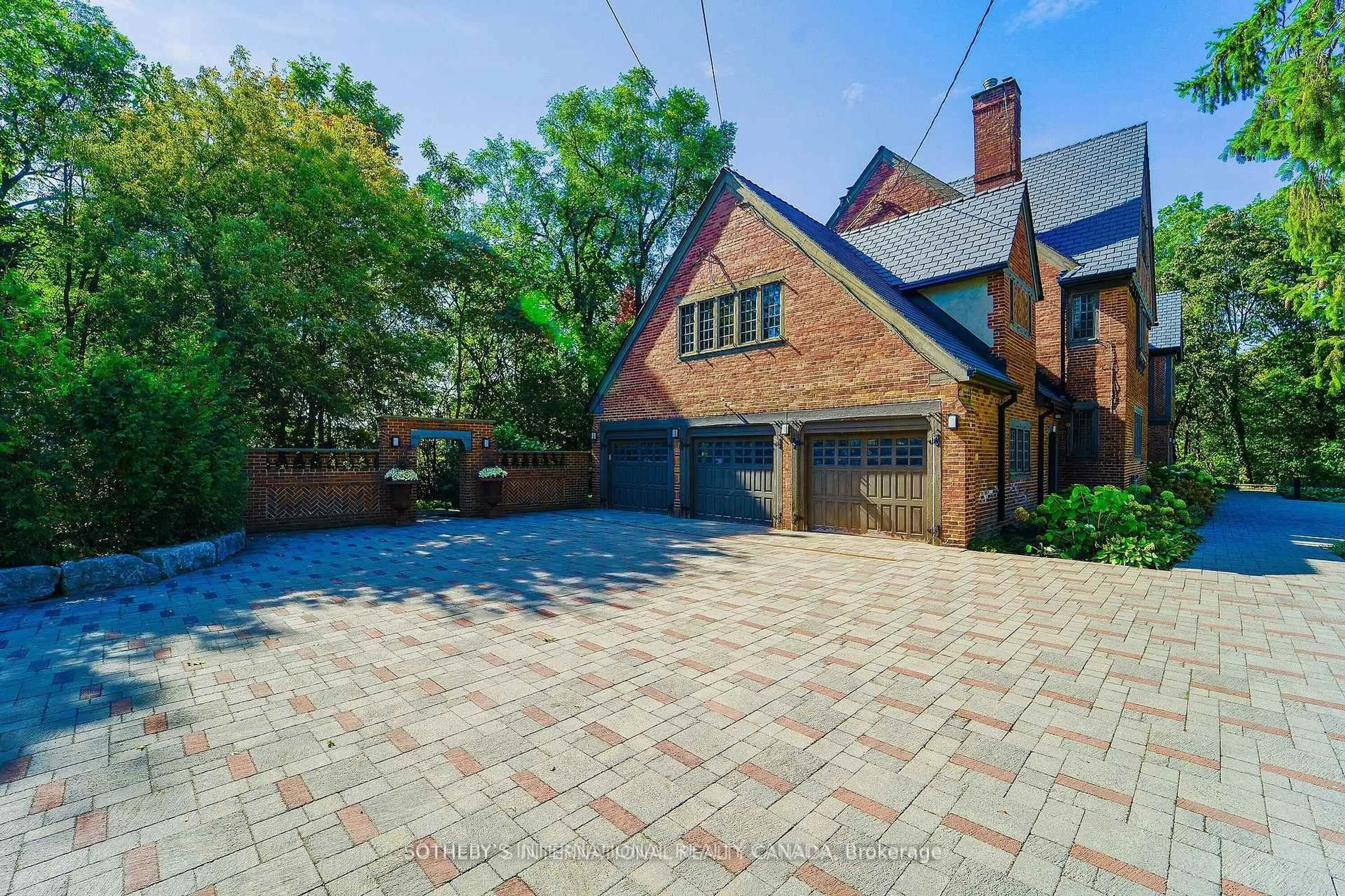 A pic from outside/outdoor area/front of a property/back of a property/a pic from drone, street for 372 Old Yonge St, Toronto Ontario M2P 1R4