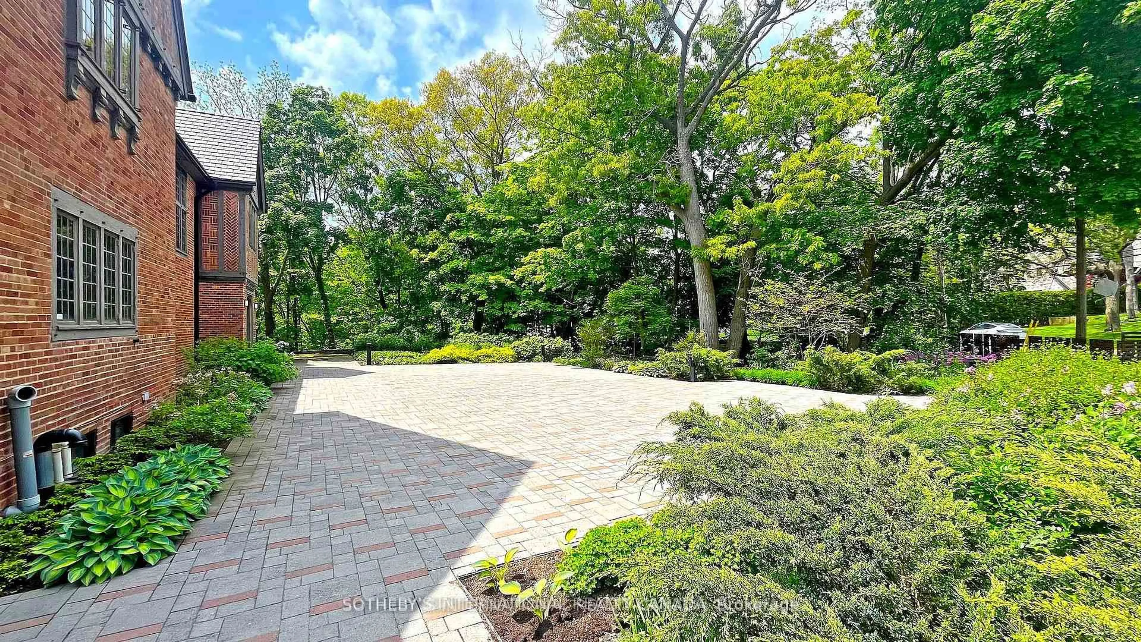 Patio, street for 372 Old Yonge St, Toronto Ontario M2P 1R4