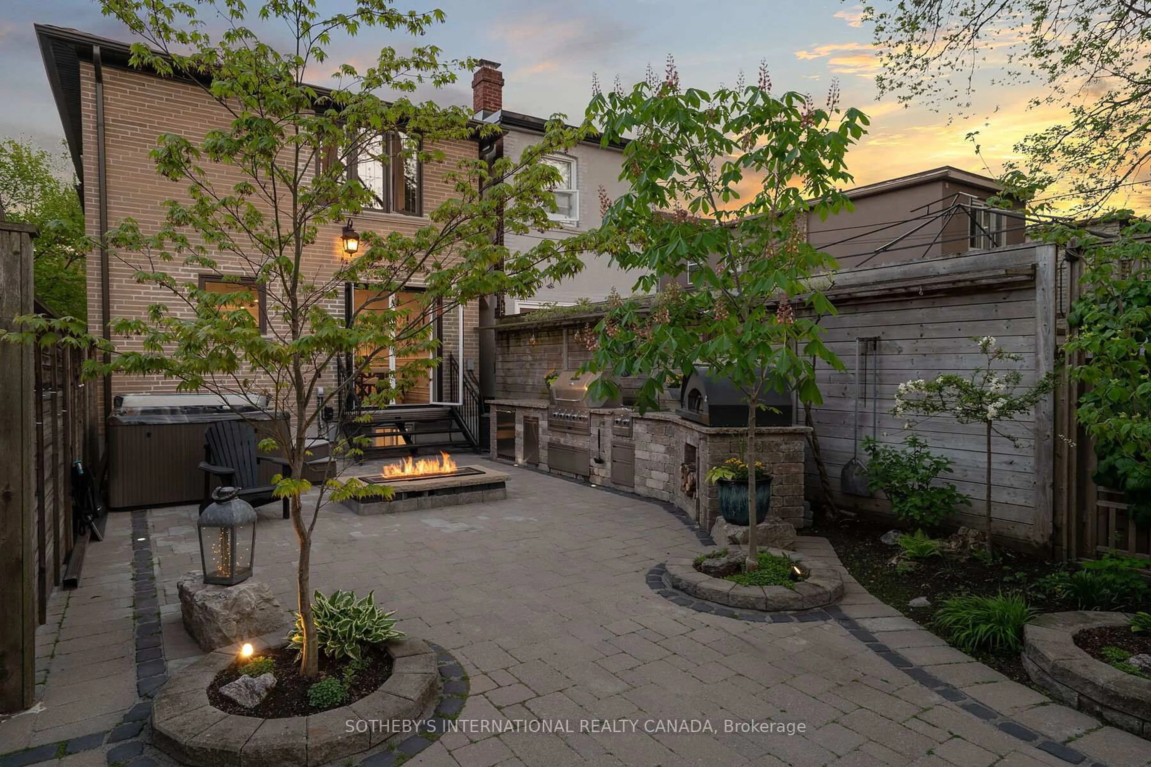Patio, street for 420 Hillsdale Ave, Toronto Ontario M4T 1E8